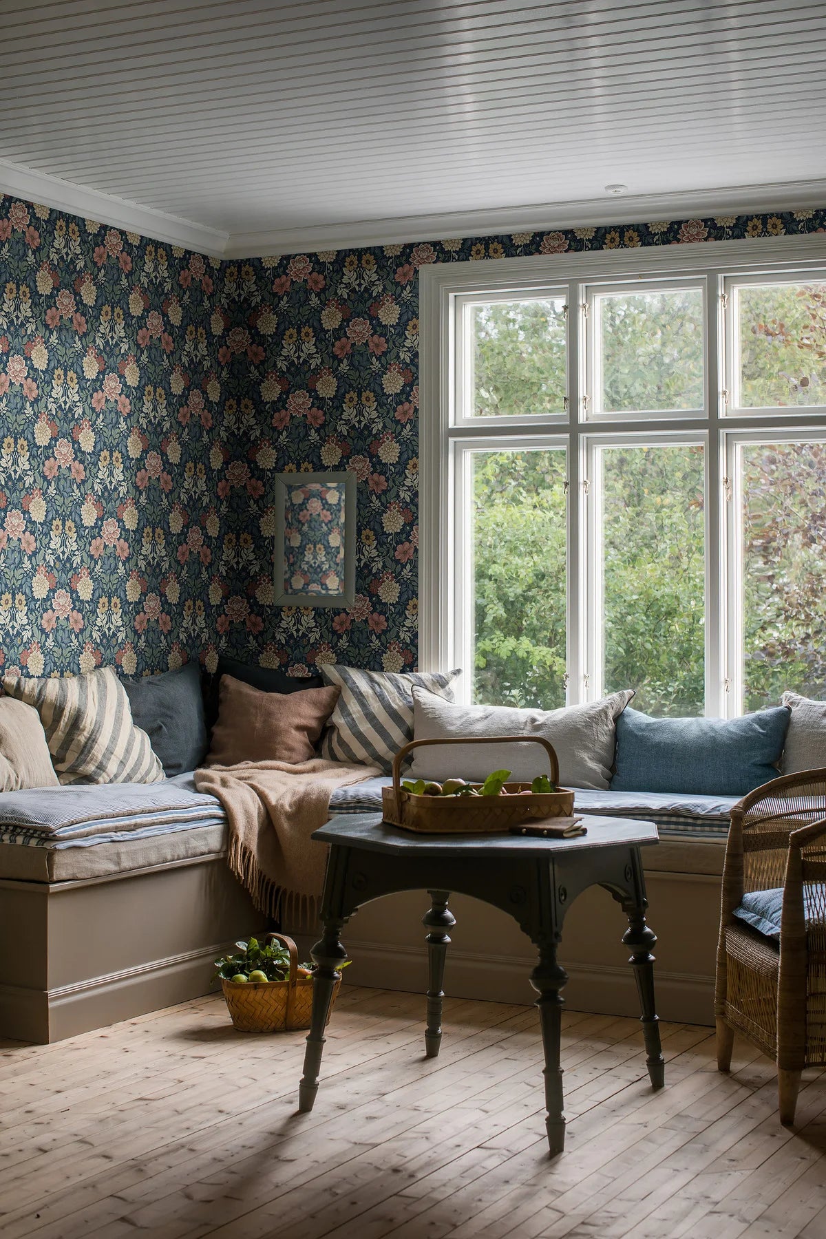 Tapeta flizelinowa papierowa z roślinnym wzorem DAHLIA GARDEN ciemny niebieski z beżowym i różowym