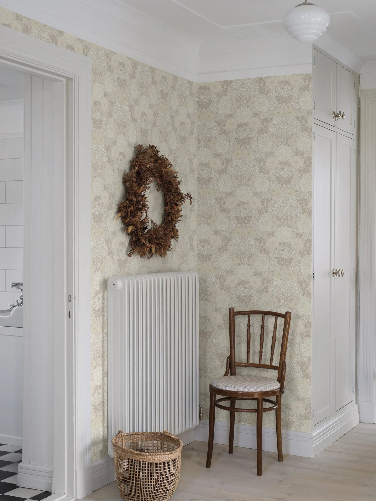 Papírová flizelinová tapeta s rostlinným vzorem DAHLIA GARDEN teplá bílá s béžovou