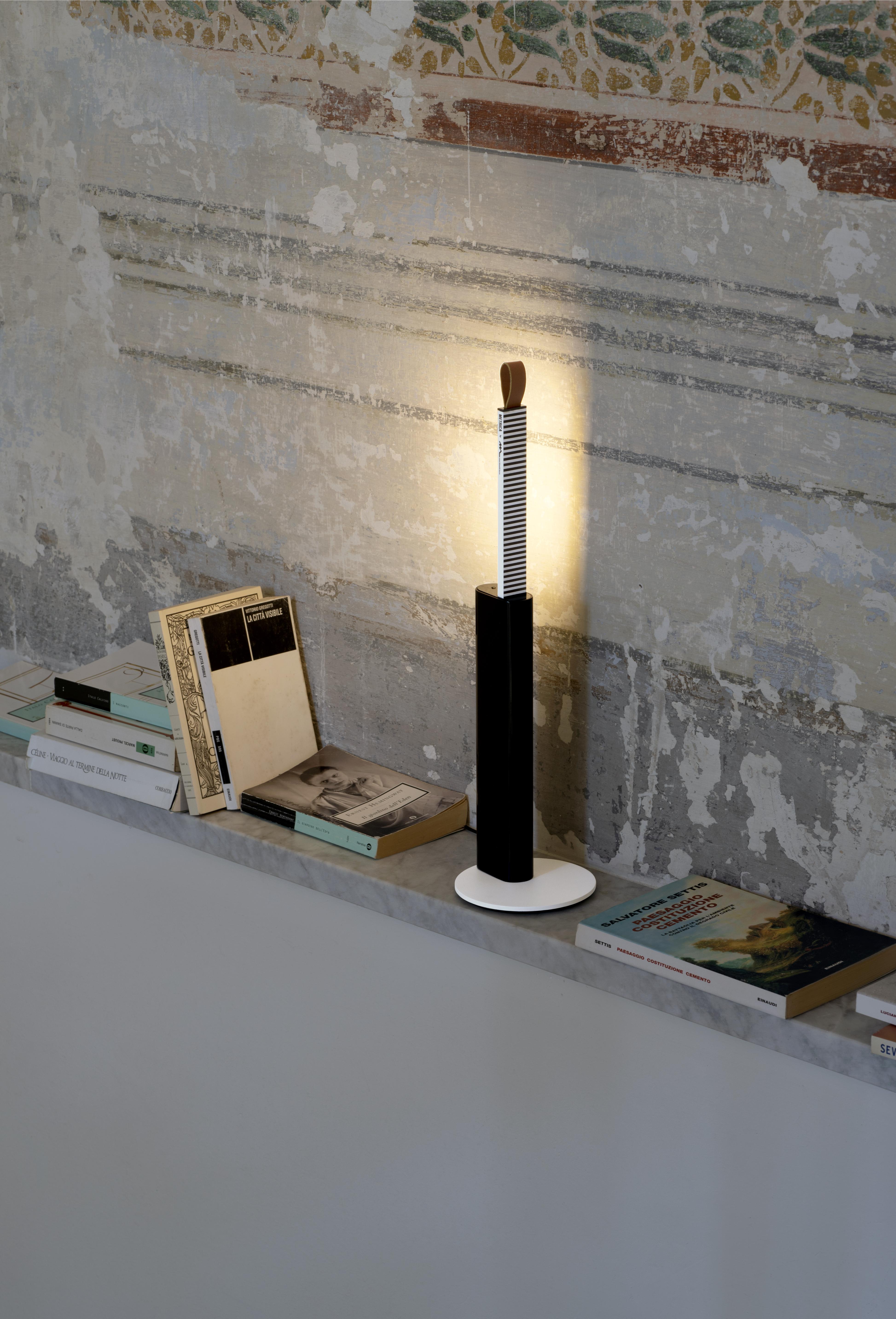 Lampa stolní METRICA lesklá černá