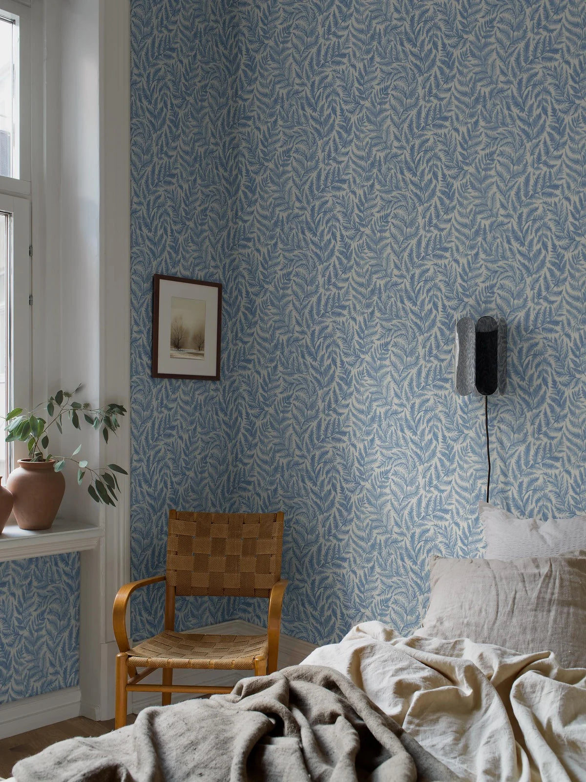 Papírová flizelinová tapeta s rostlinným vzorem FERNS světle modrá s bílou