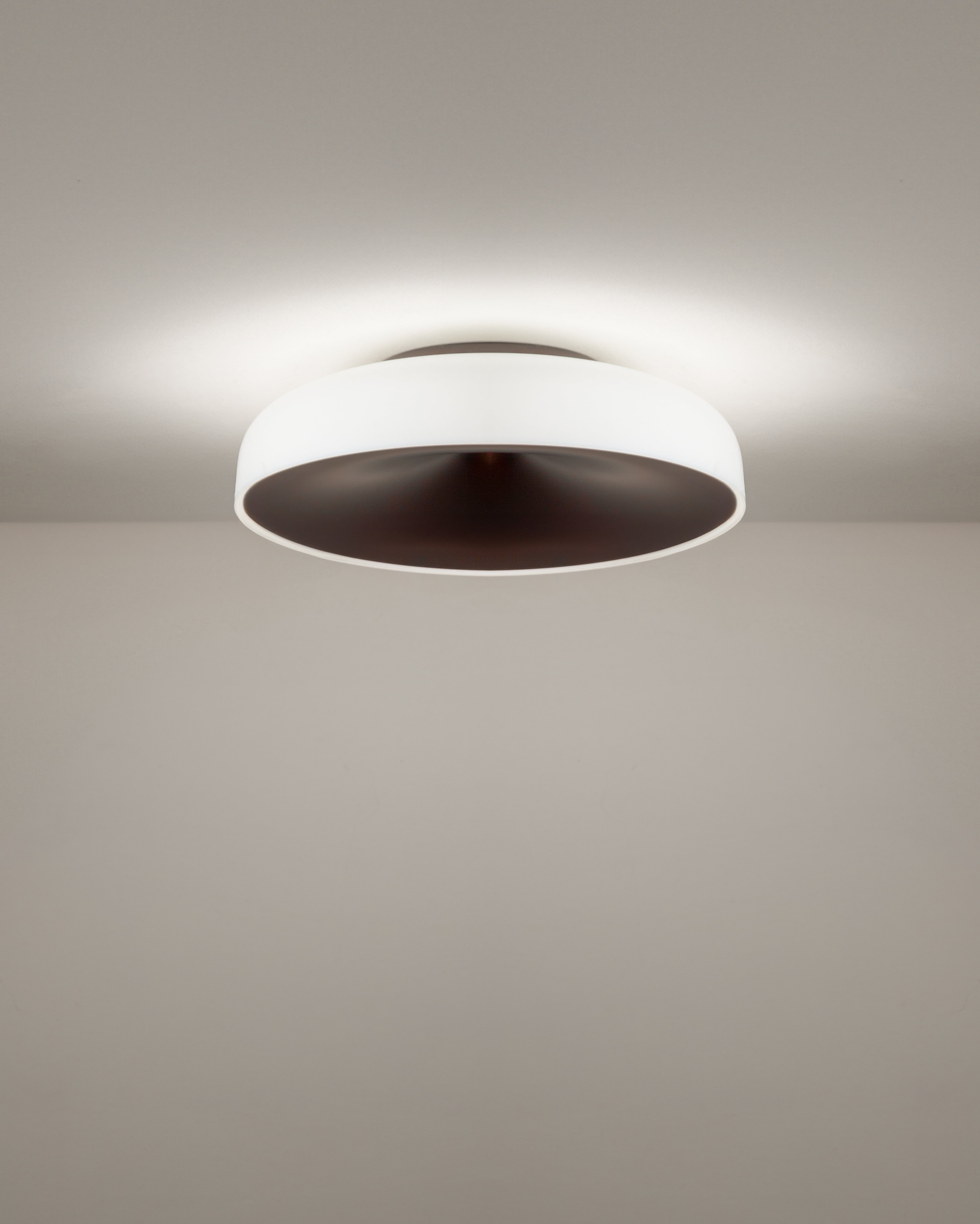 Stropní lampa CHET-B matná hnědá s bílou.