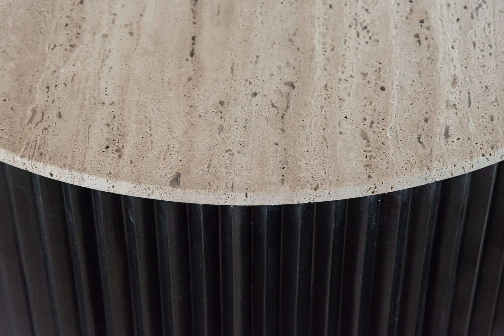 Kulatý konferenční stolek HAMPTON černý s deskou z travertinu