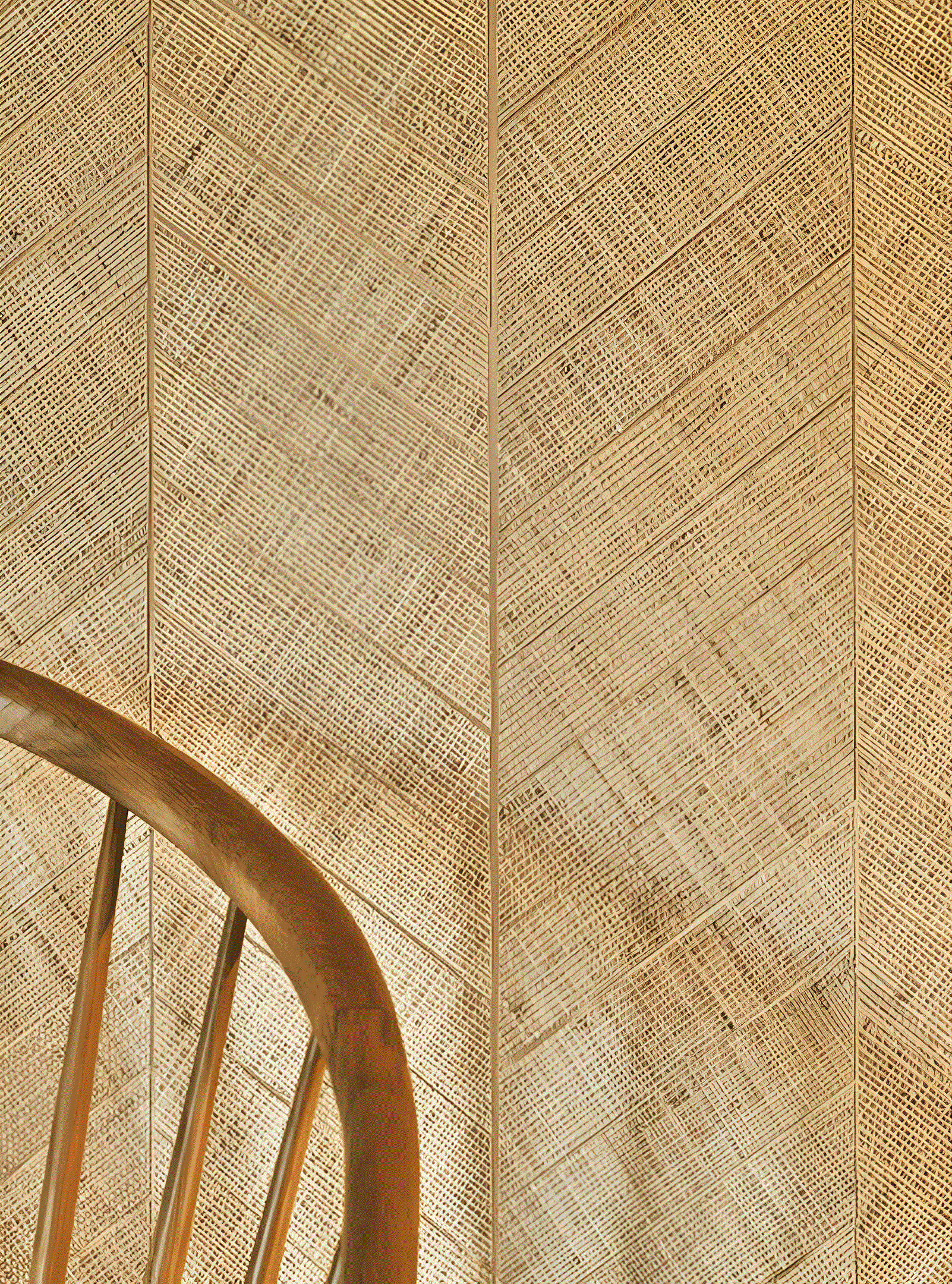 Natural wallpaper with a geometric herringbone pattern made of raffia MERINA - NATUREL DORÉ light brown with gold