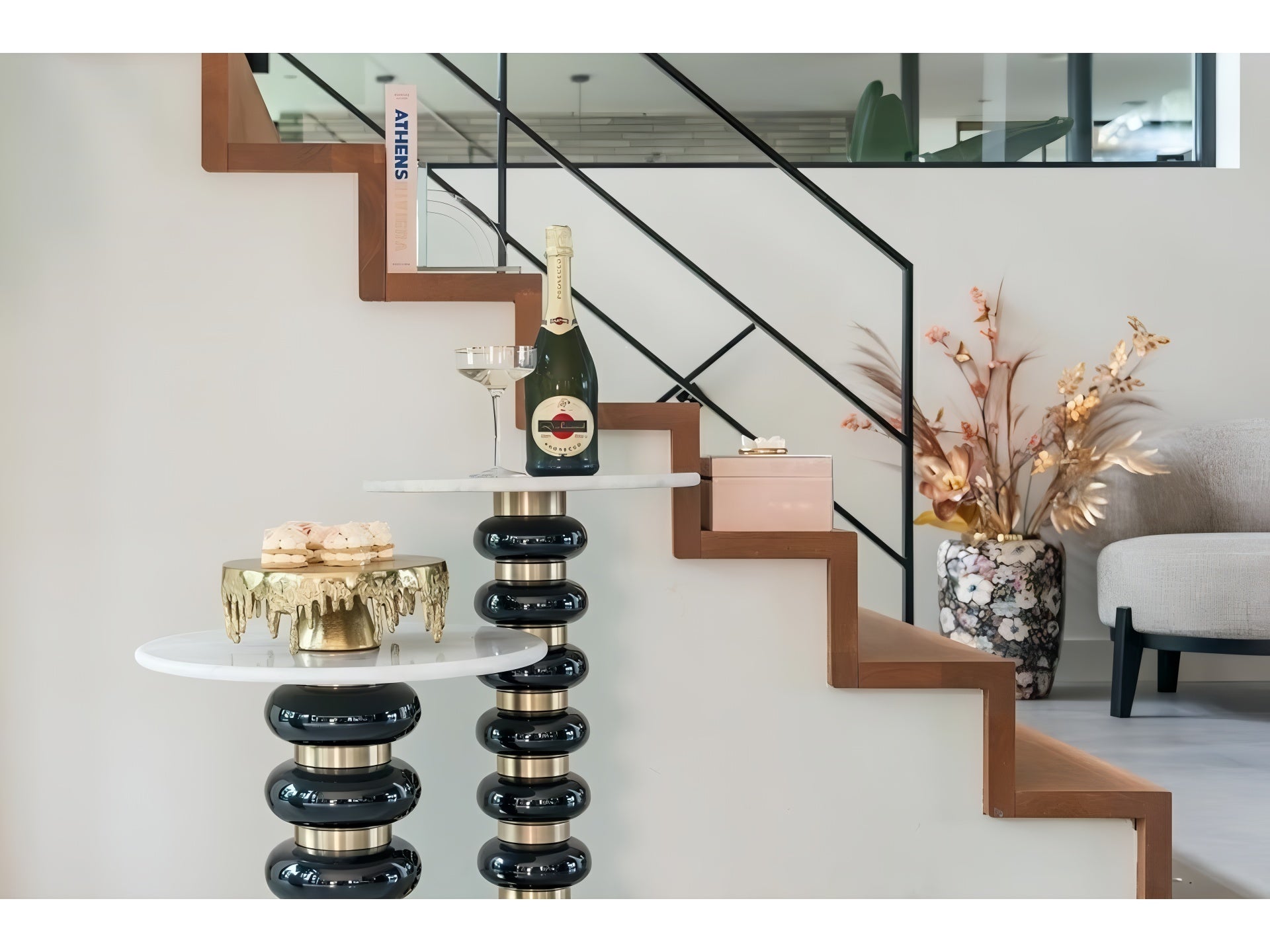 Boční stolek BARBARA černý s bílým mramorem