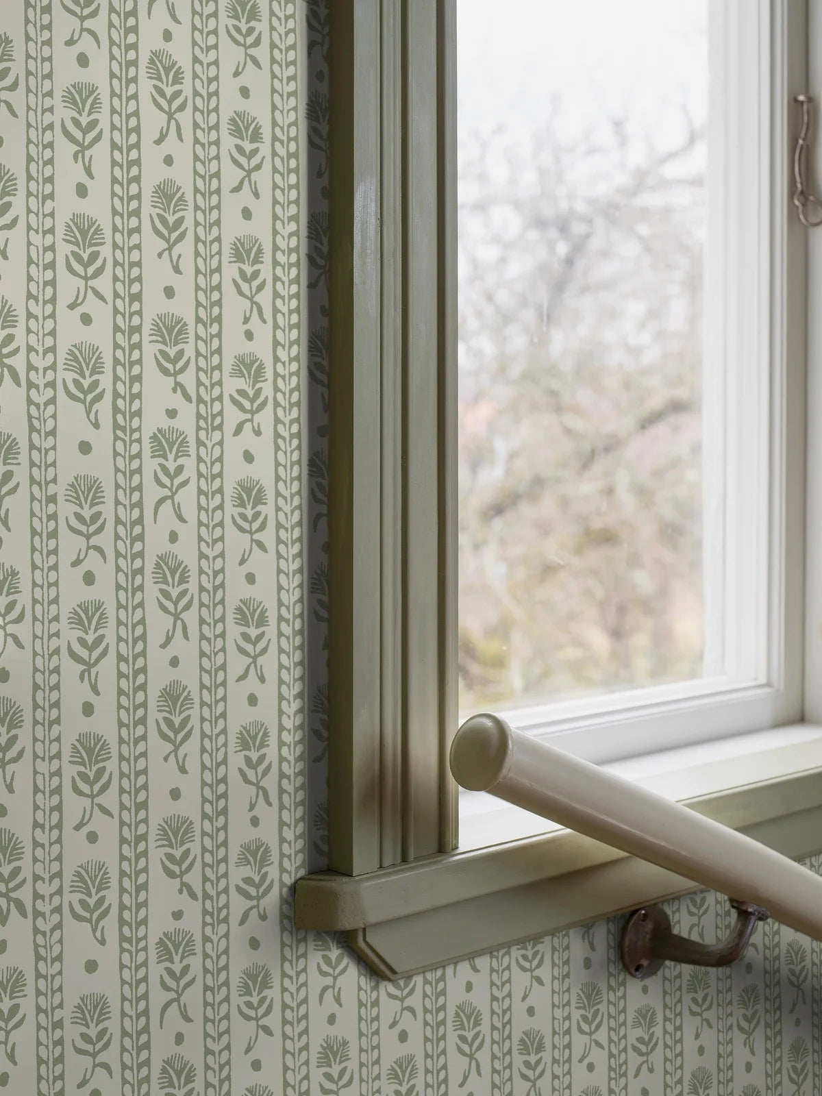 Papírová flizelinová tapeta s rostlinným vzorem NEJKILERAND zelená s bílou