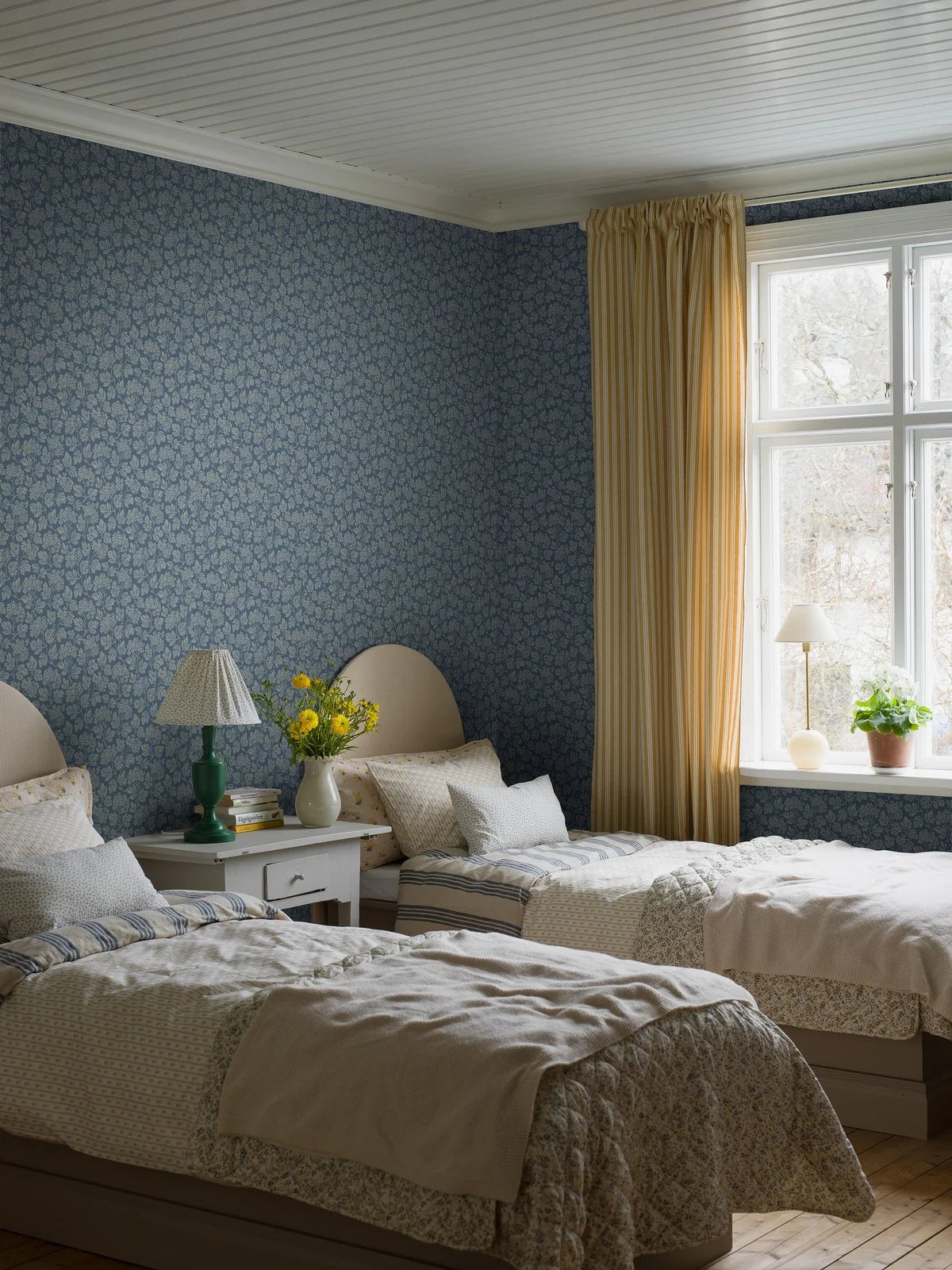 Papírová flizelinová tapeta s rostlinným vzorem HAGTORN modrá