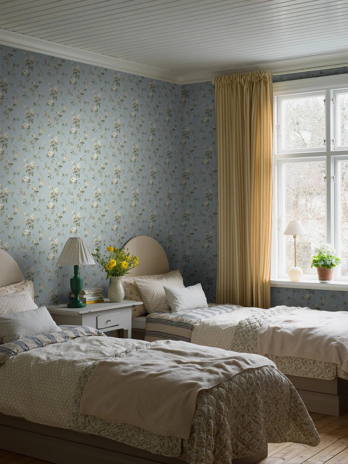 Non-woven paper wallpaper with a plant pattern VÄRMDÖ blue with white