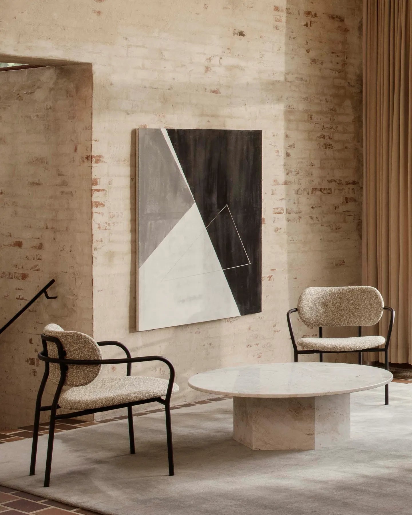 Křeslo COCO čalouněné s černým podstavcem