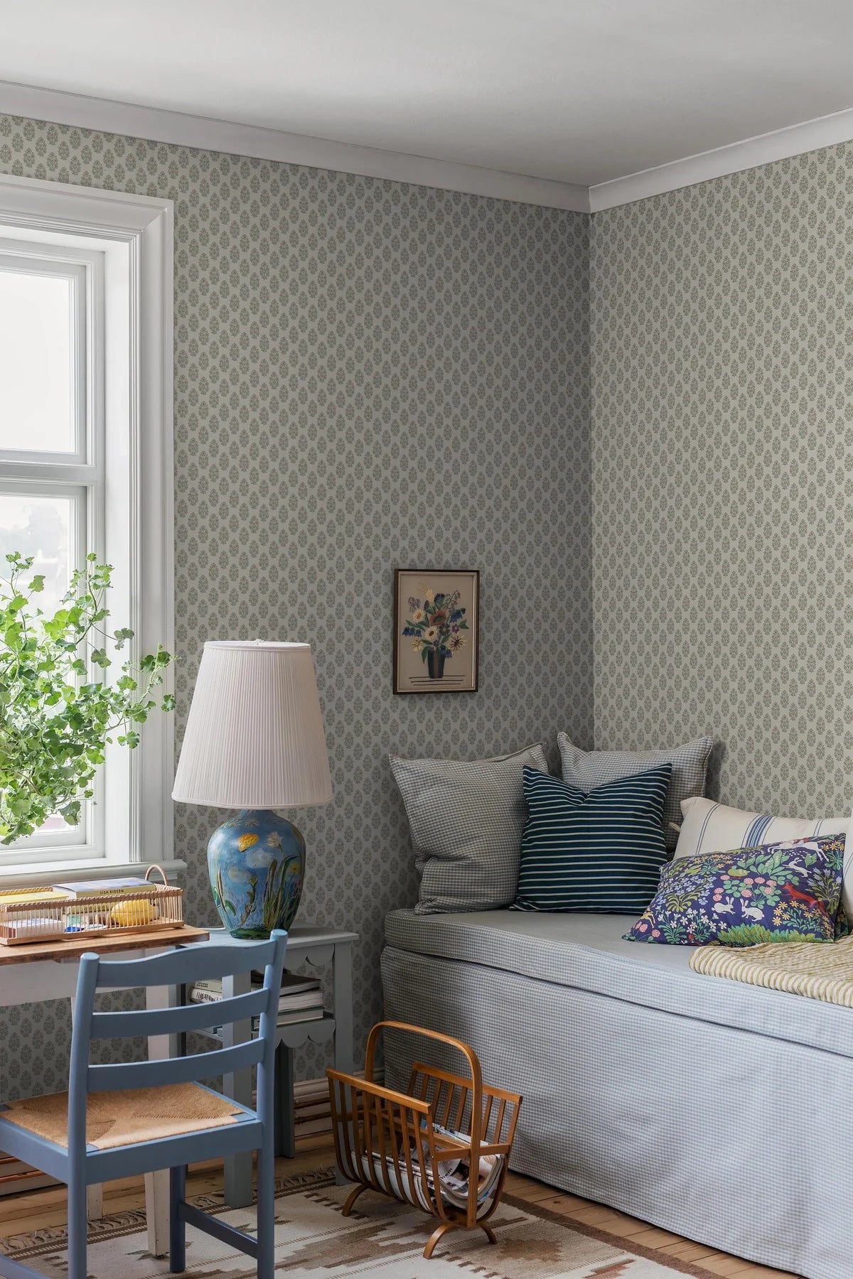 Tapeta s rostlinným motivem květin SIBYLLA krémová s růžovou