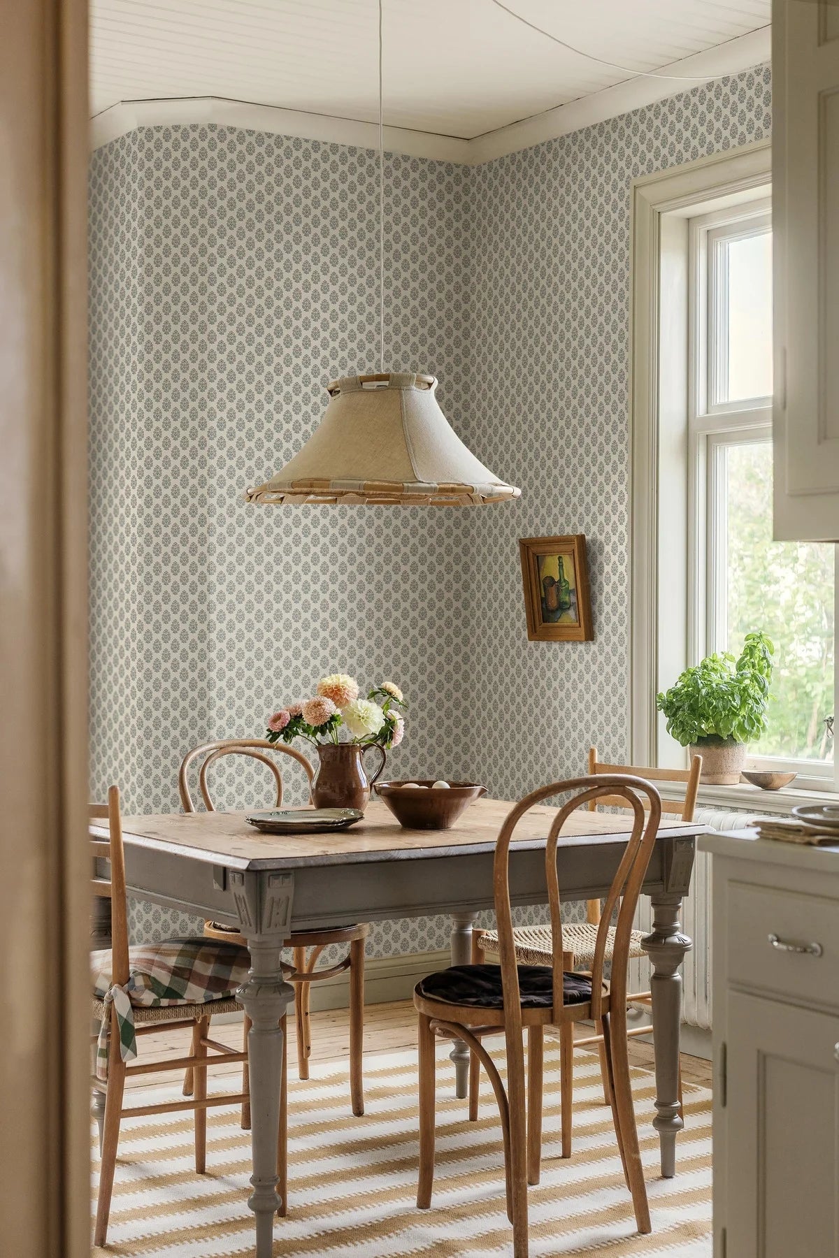 Tapeta s rostlinným motivem květin SIBYLLA béžová se zelenou