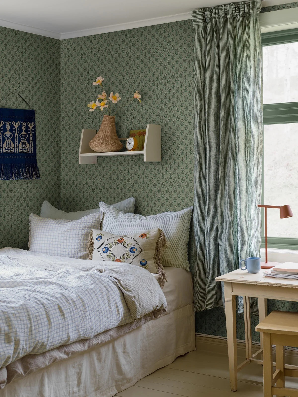 Tapeta s rostlinným motivem květin SIBYLLA zelená s béžovou