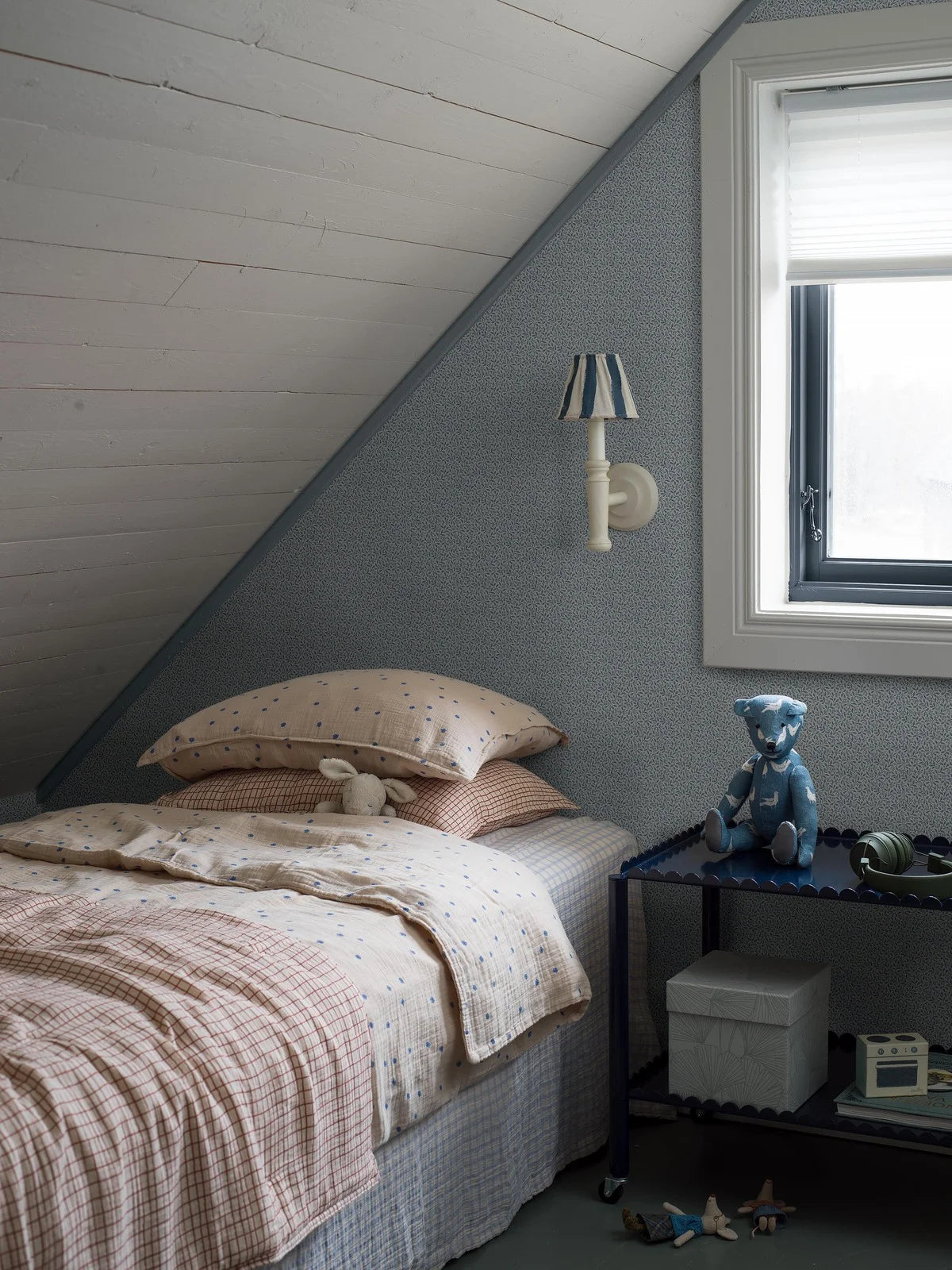 Blue and White Floral Pattern Wallpaper IDA