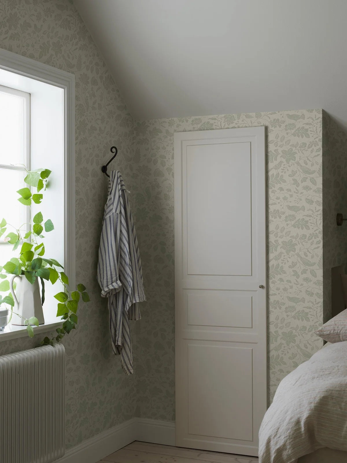 ISIDOR White and Gray Floral and Animal Motif Wallpaper