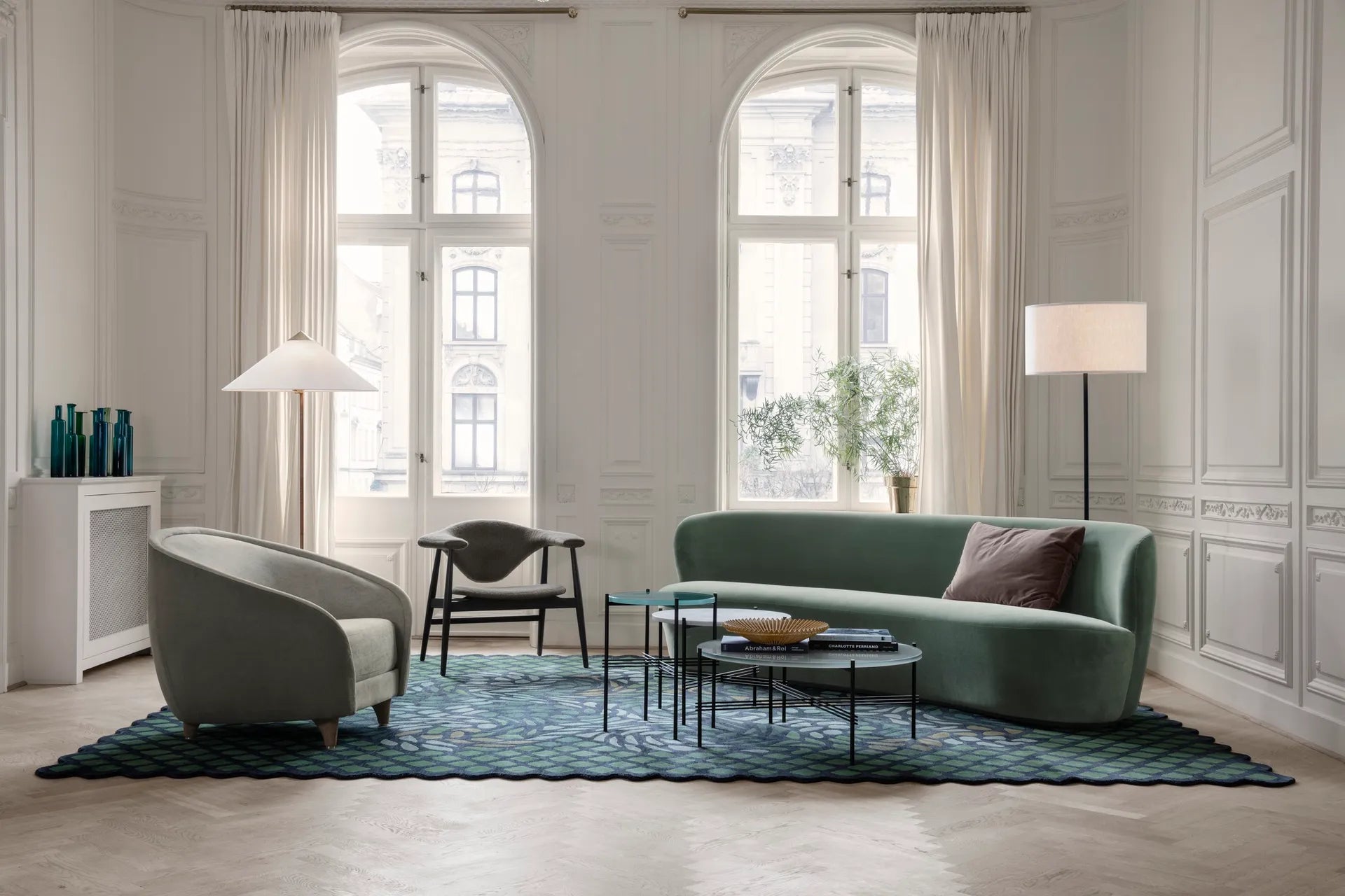 Křeslo MASCULO čalouněné s ořechovým podstavcem