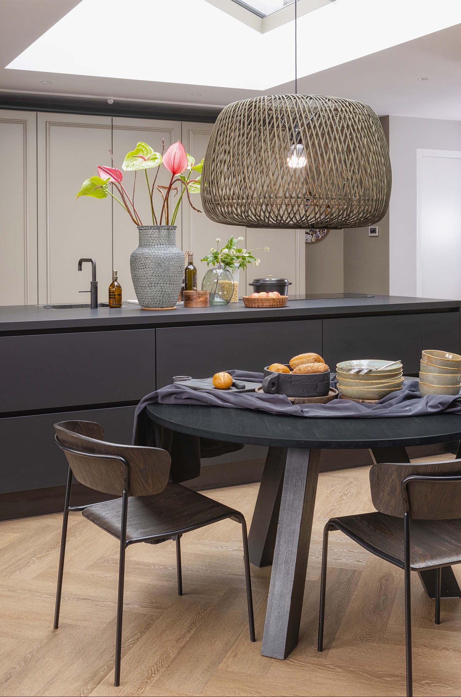 Kulatý stůl RHONDA TRIO černé dubové dřevo