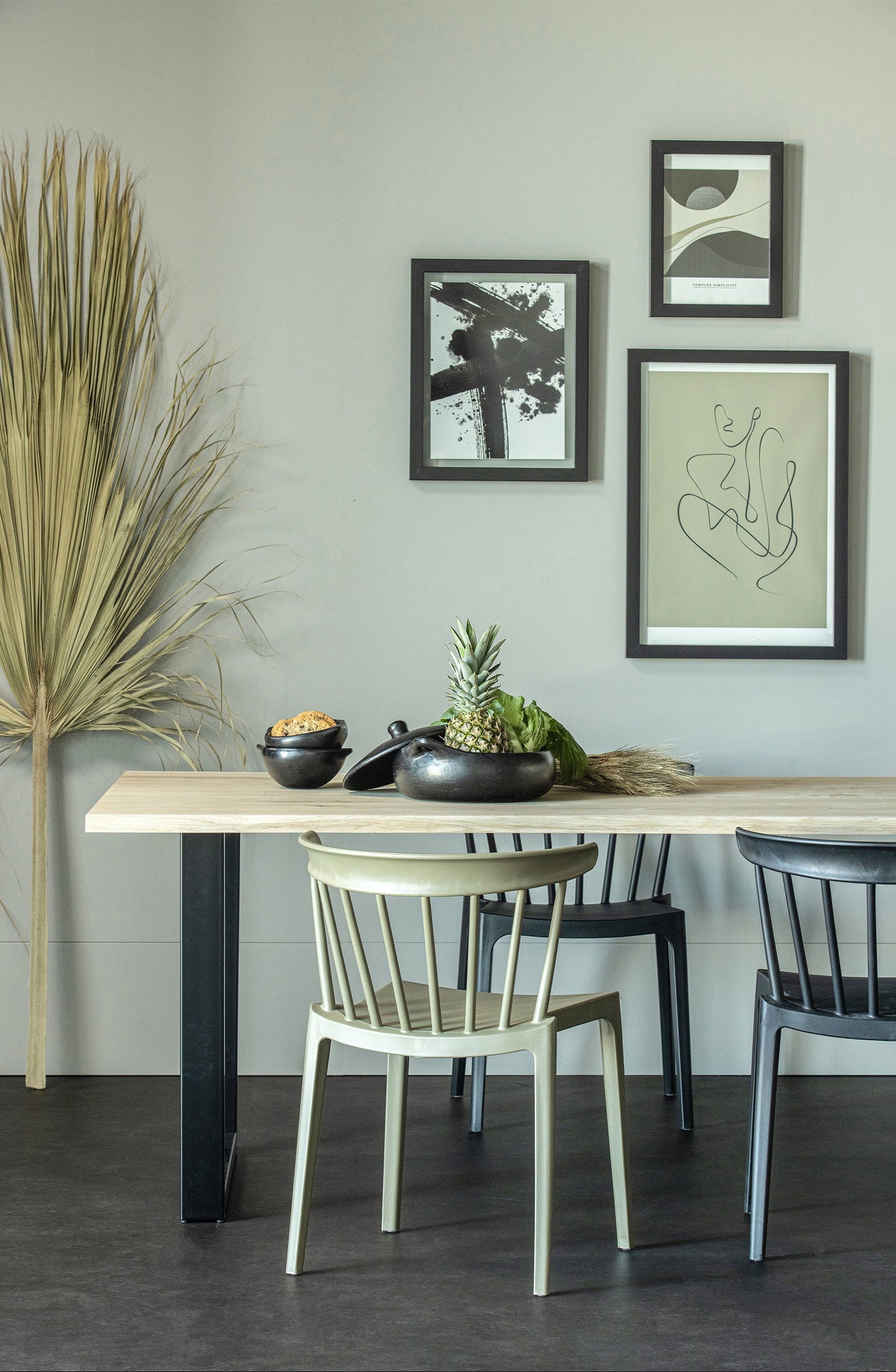 TABLO TREE table with a black base in shape