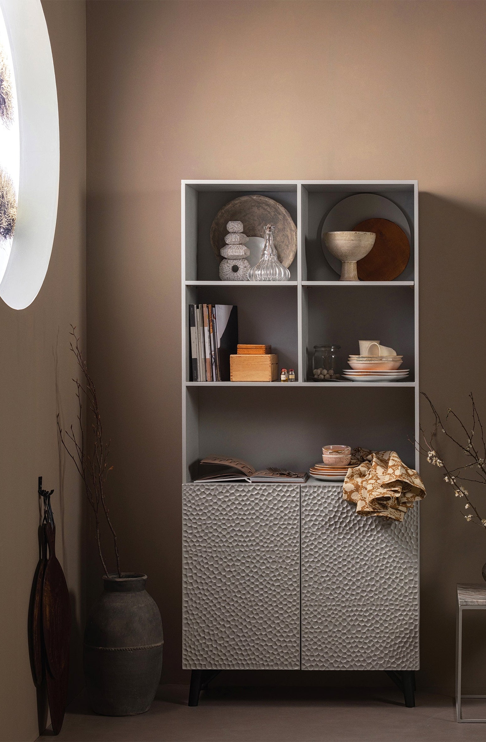 Regál CARVED šedé mango dřevo