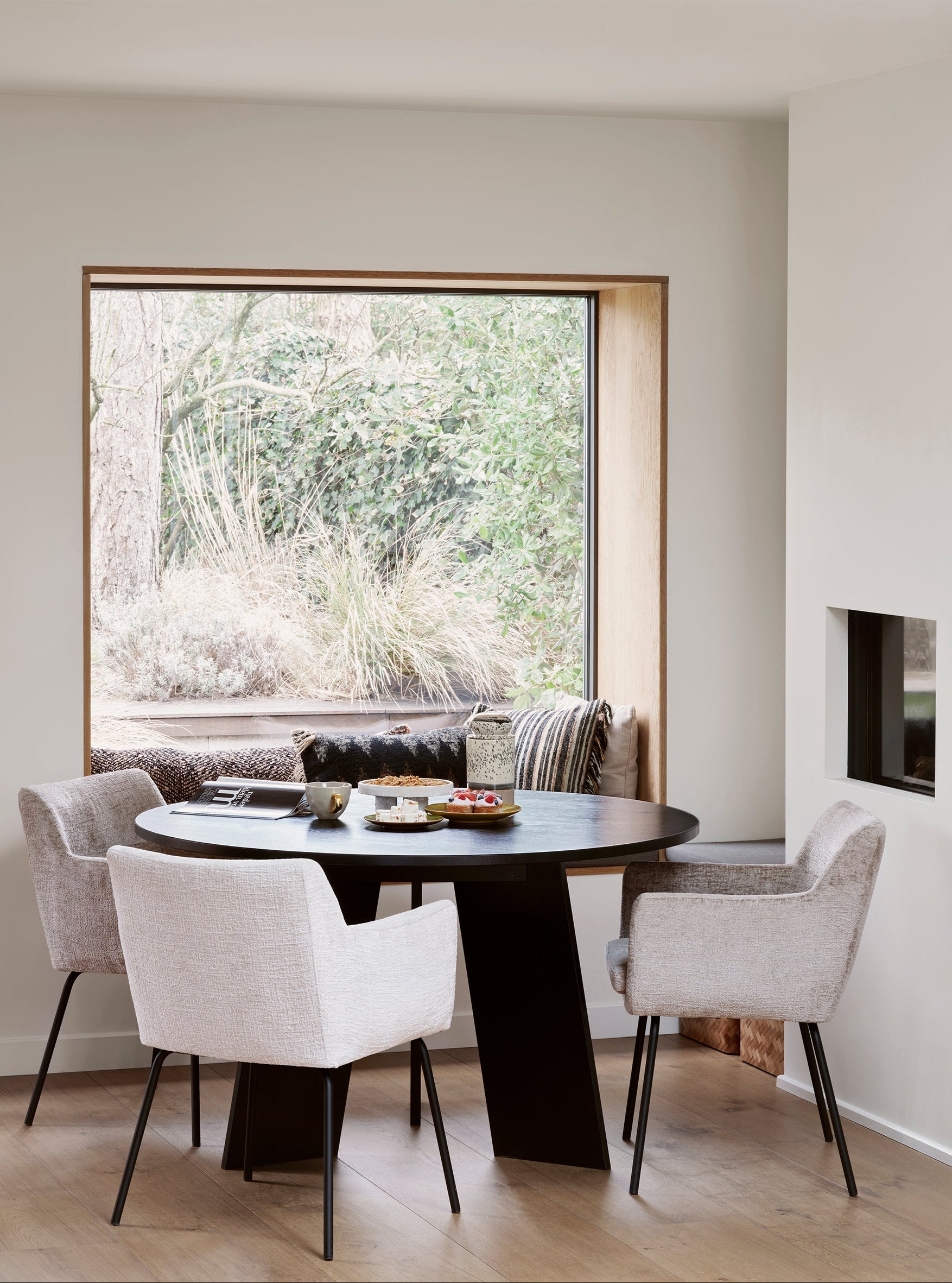 Kulatý stůl FRIES černý