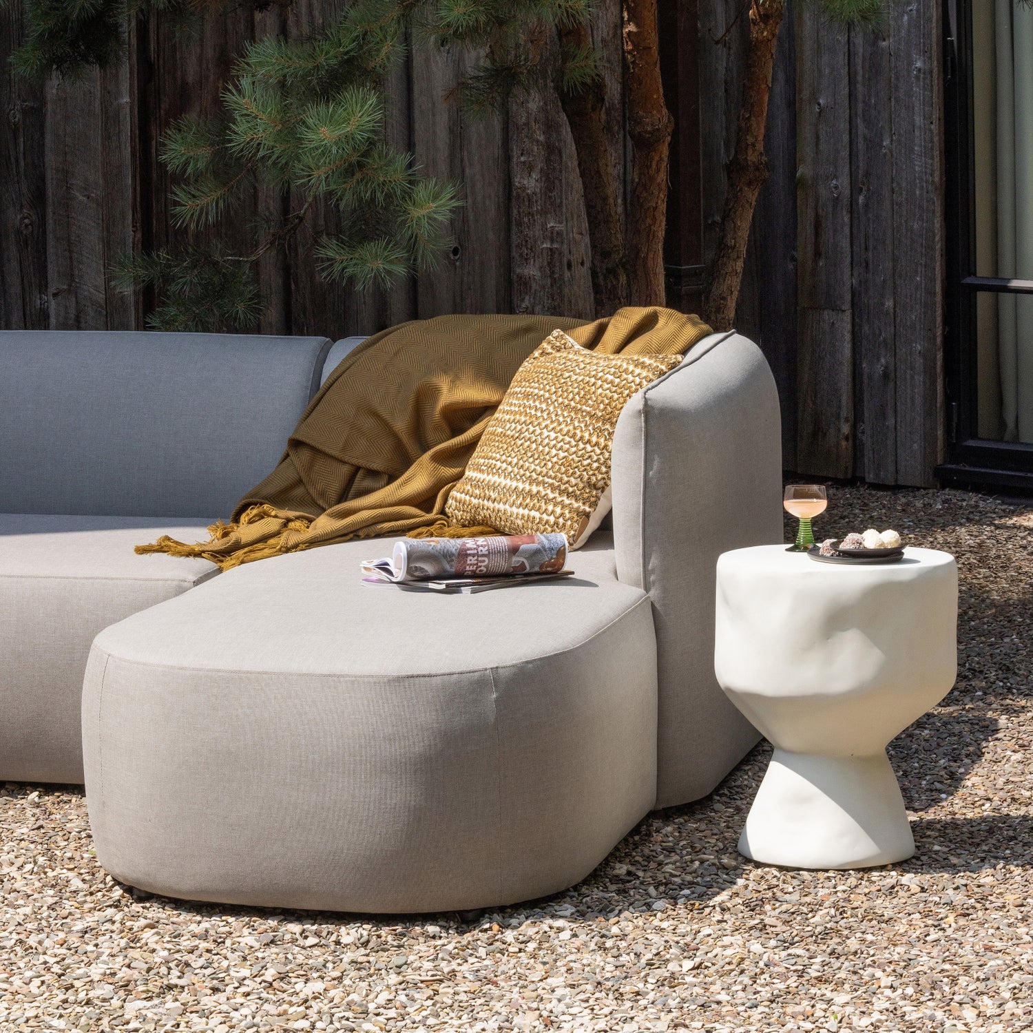 Zahradní stolek NIVO krémový