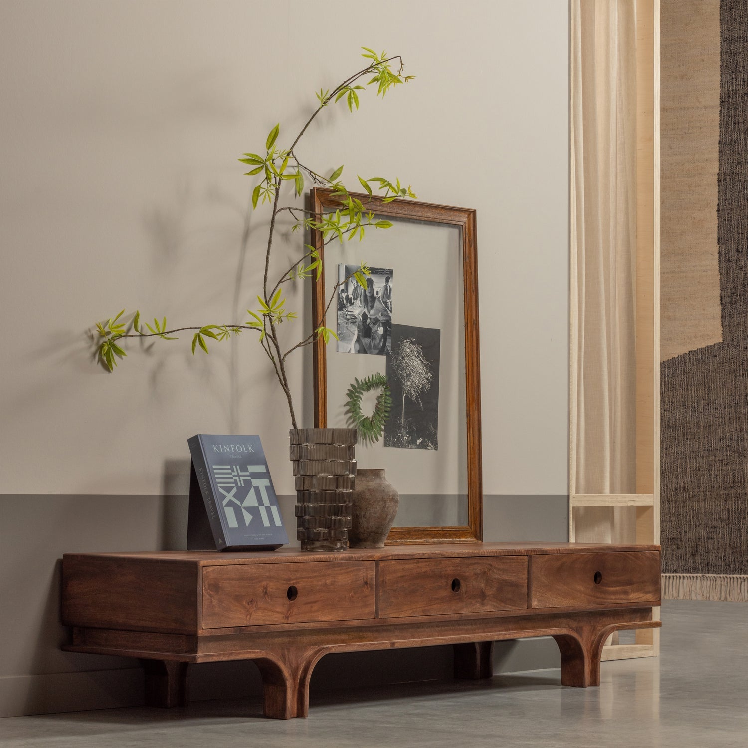 Televizní stolek STAES z mangového dřeva