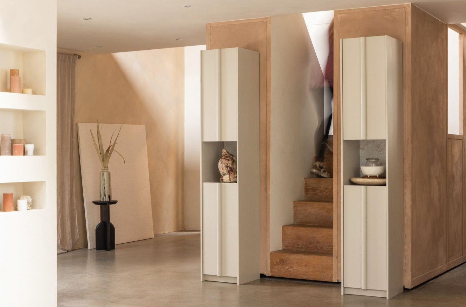 Černý boční stolek KIONI