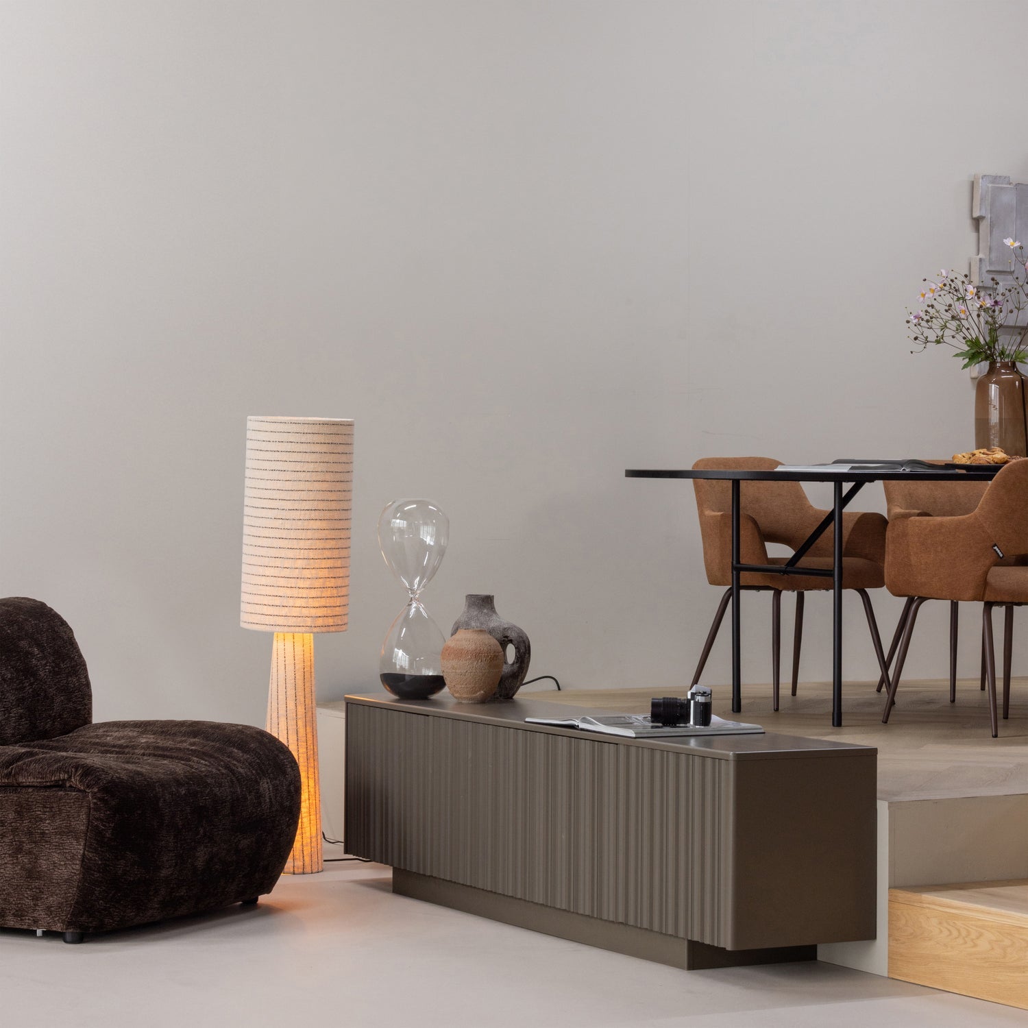 Podlahová lampa LOFT krémová s černými pruhy