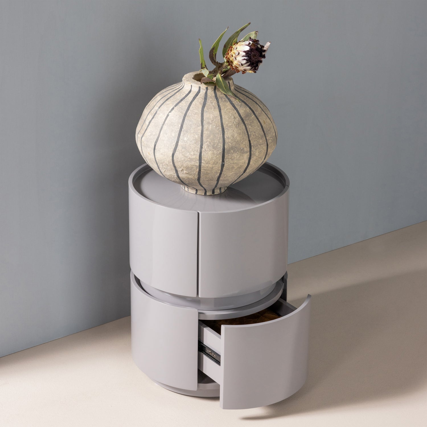 Šedý boční stolek LUNEX