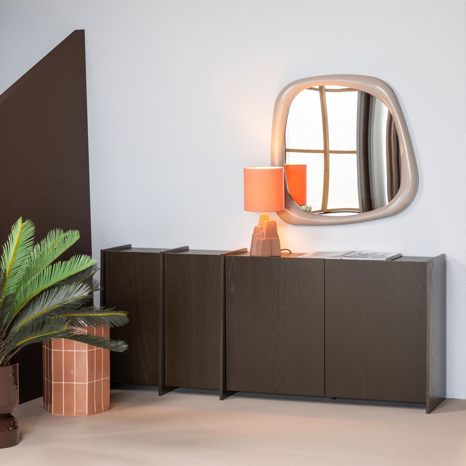 Růžový boční stolek PLU