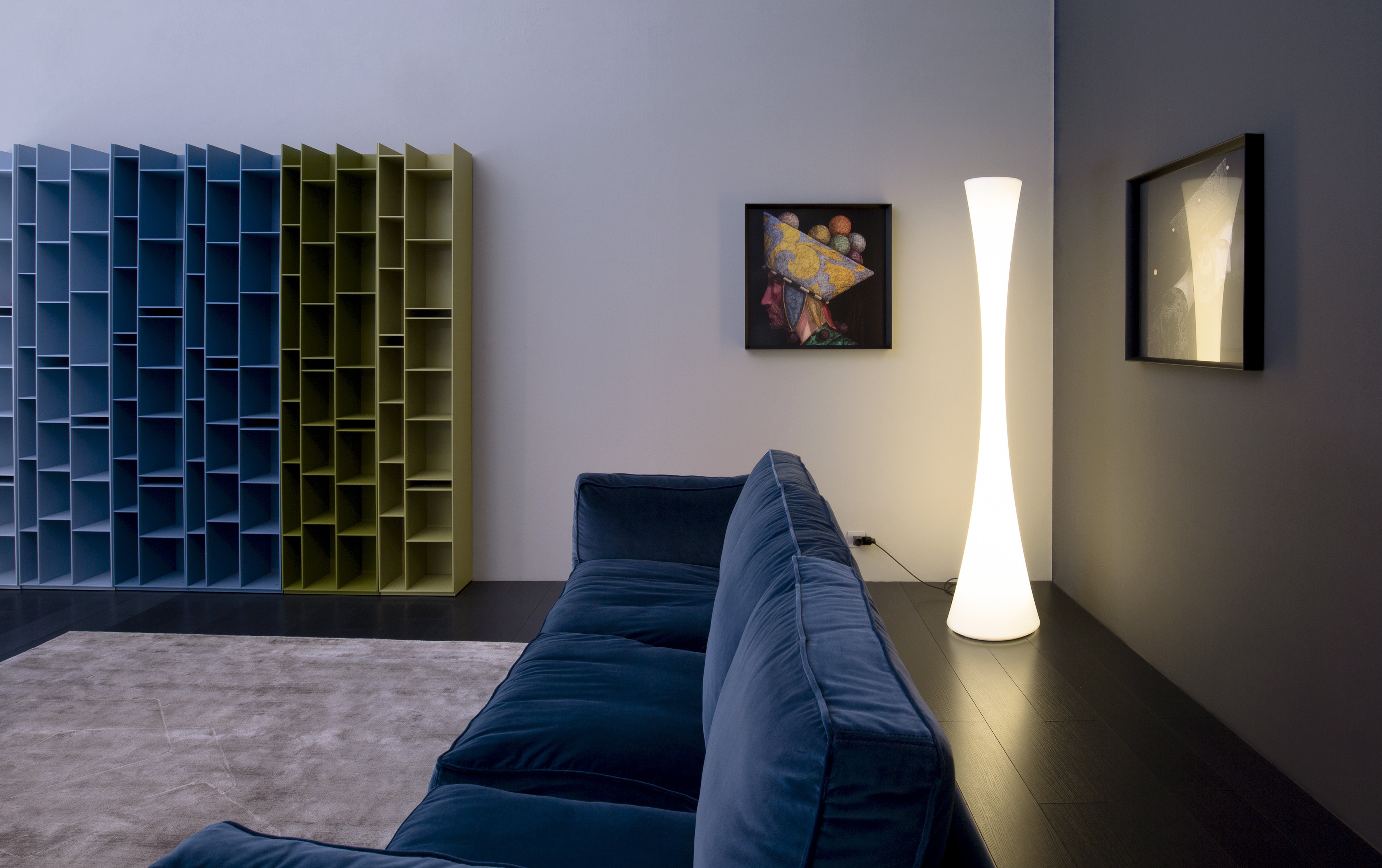 Podlahová lampa BICONICA lesklá bílá