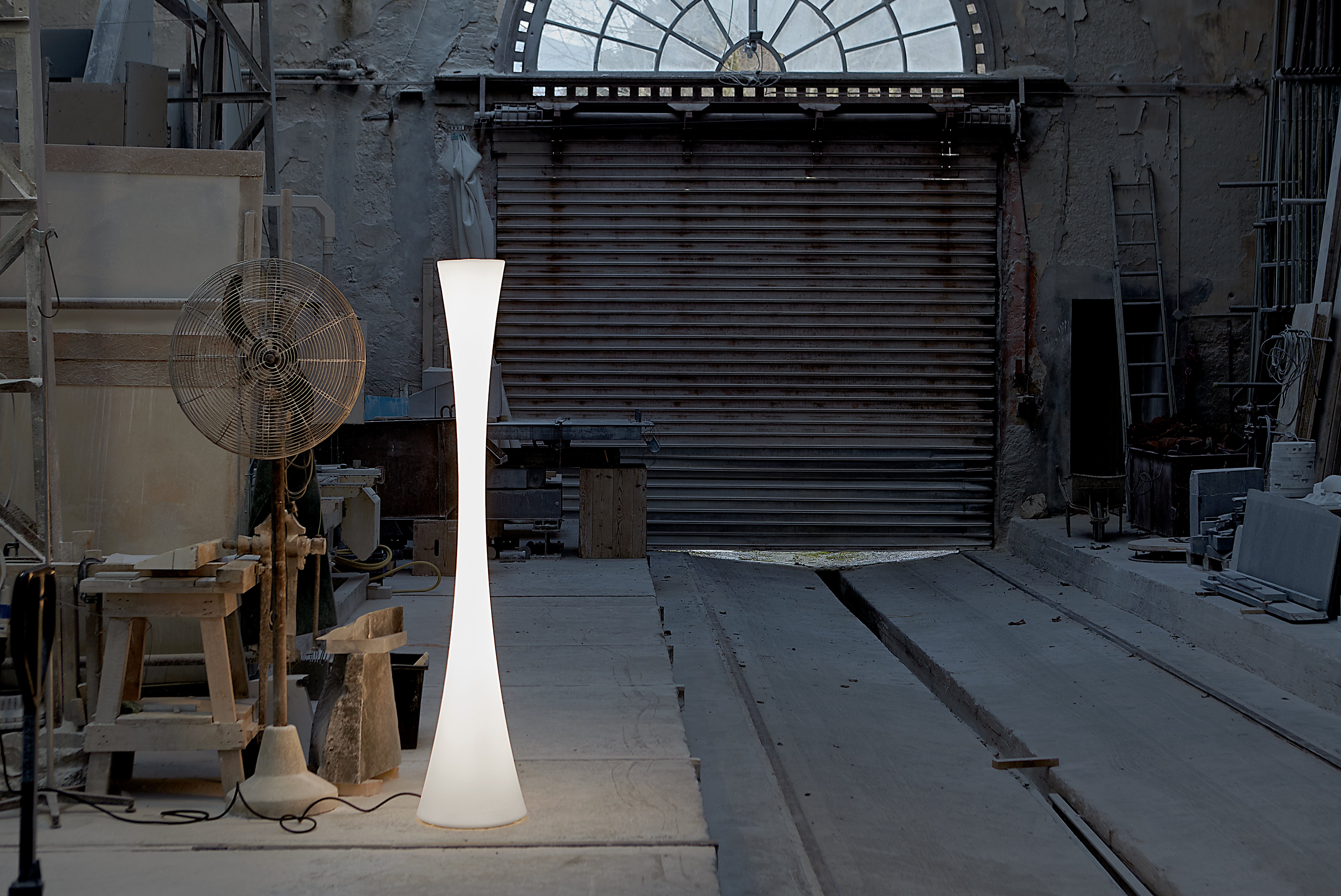 Podlahová lampa BICONICA lesklá bílá