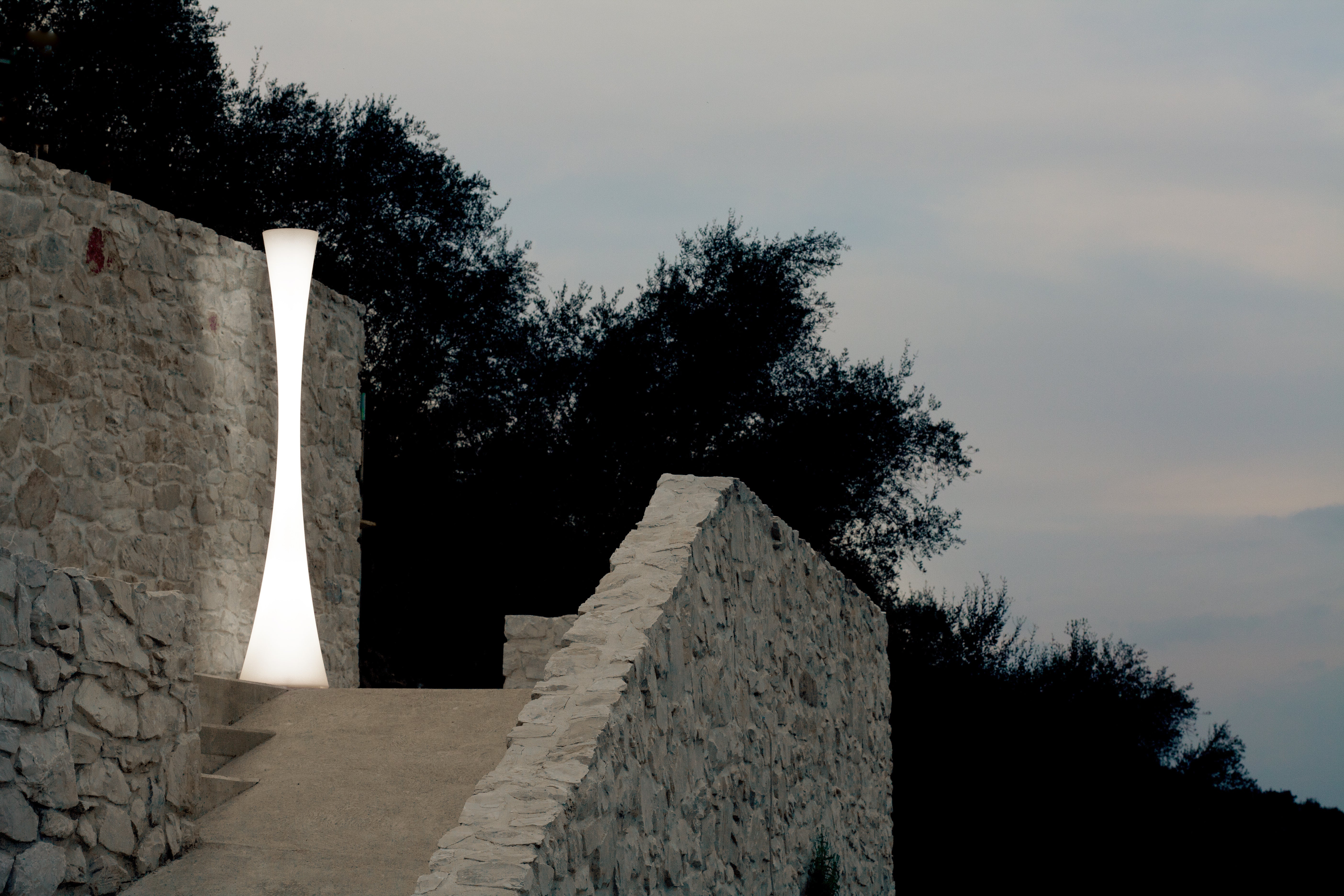 Podlahová lampa BICONICA lesklá bílá