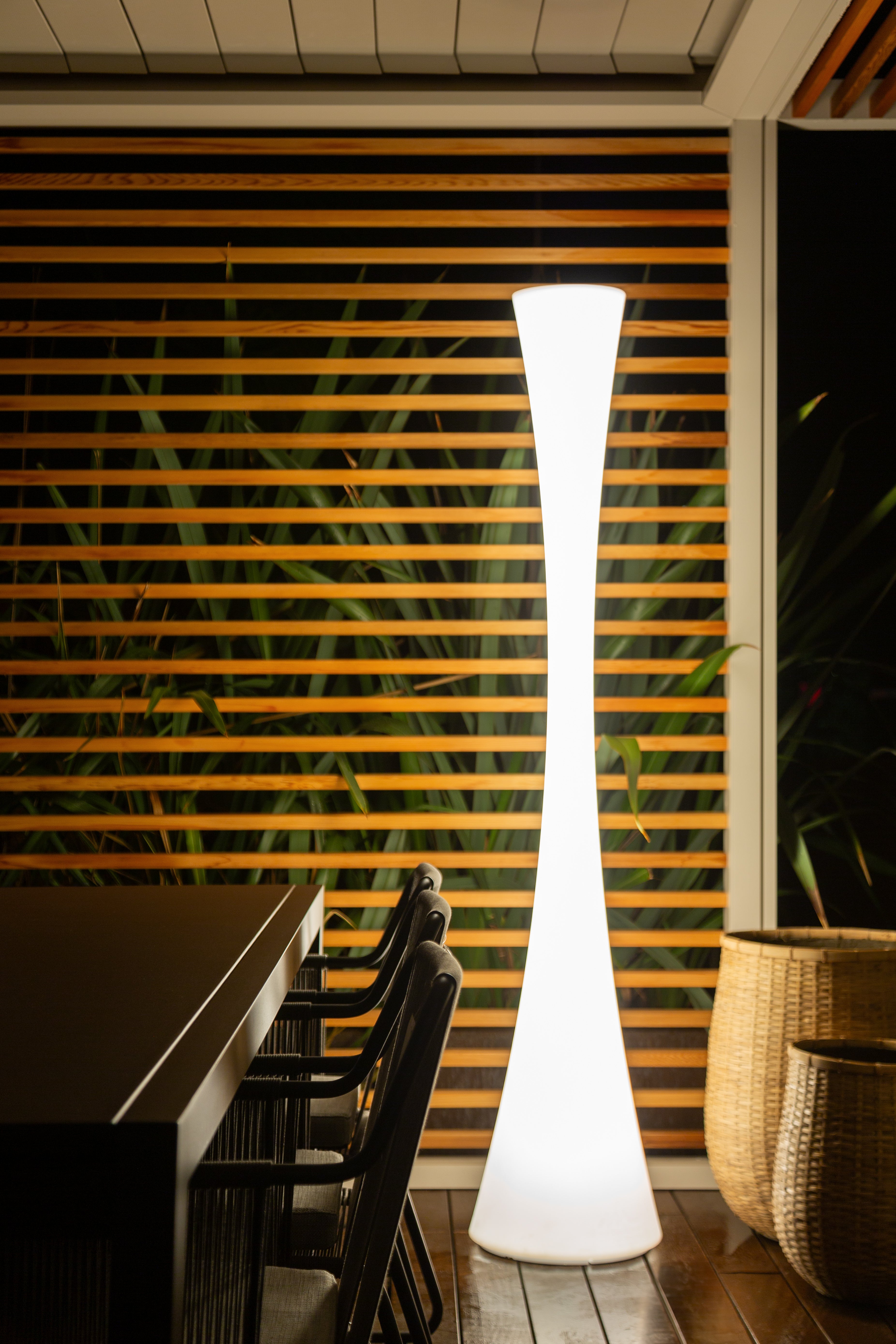 Podlahová lampa BICONICA lesklá bílá