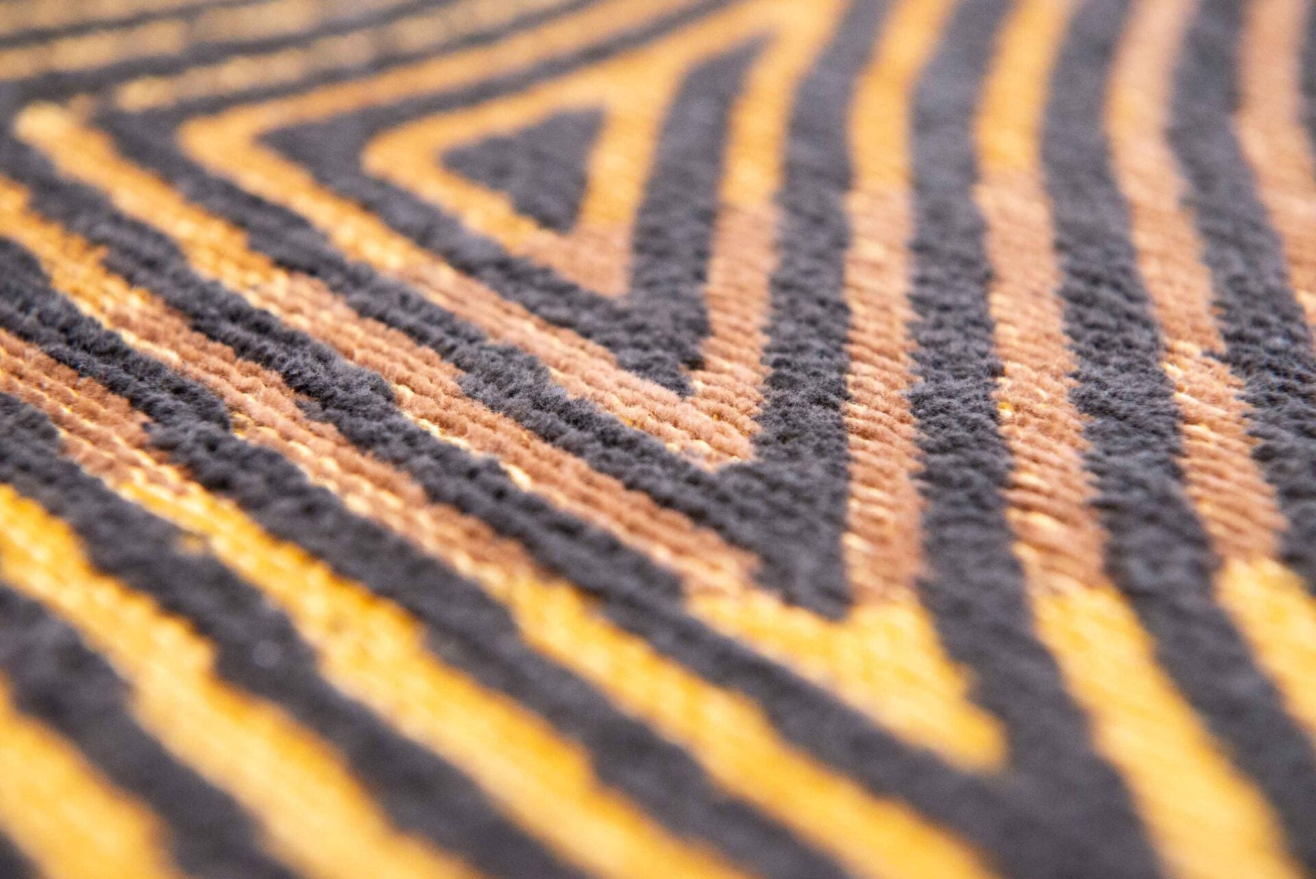 Koberec CORAL ČERNÁ ZLATO černo-zlatý