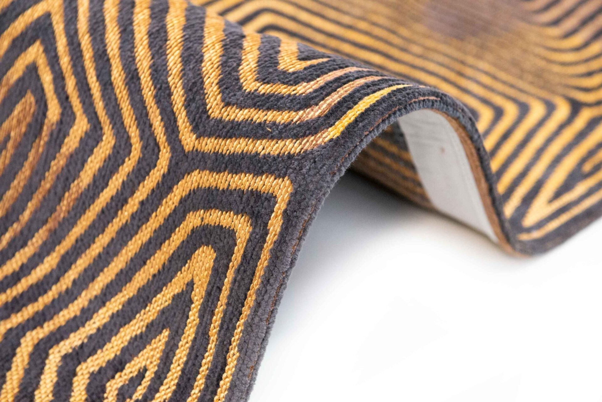 Koberec CORAL ČERNÁ ZLATO černo-zlatý