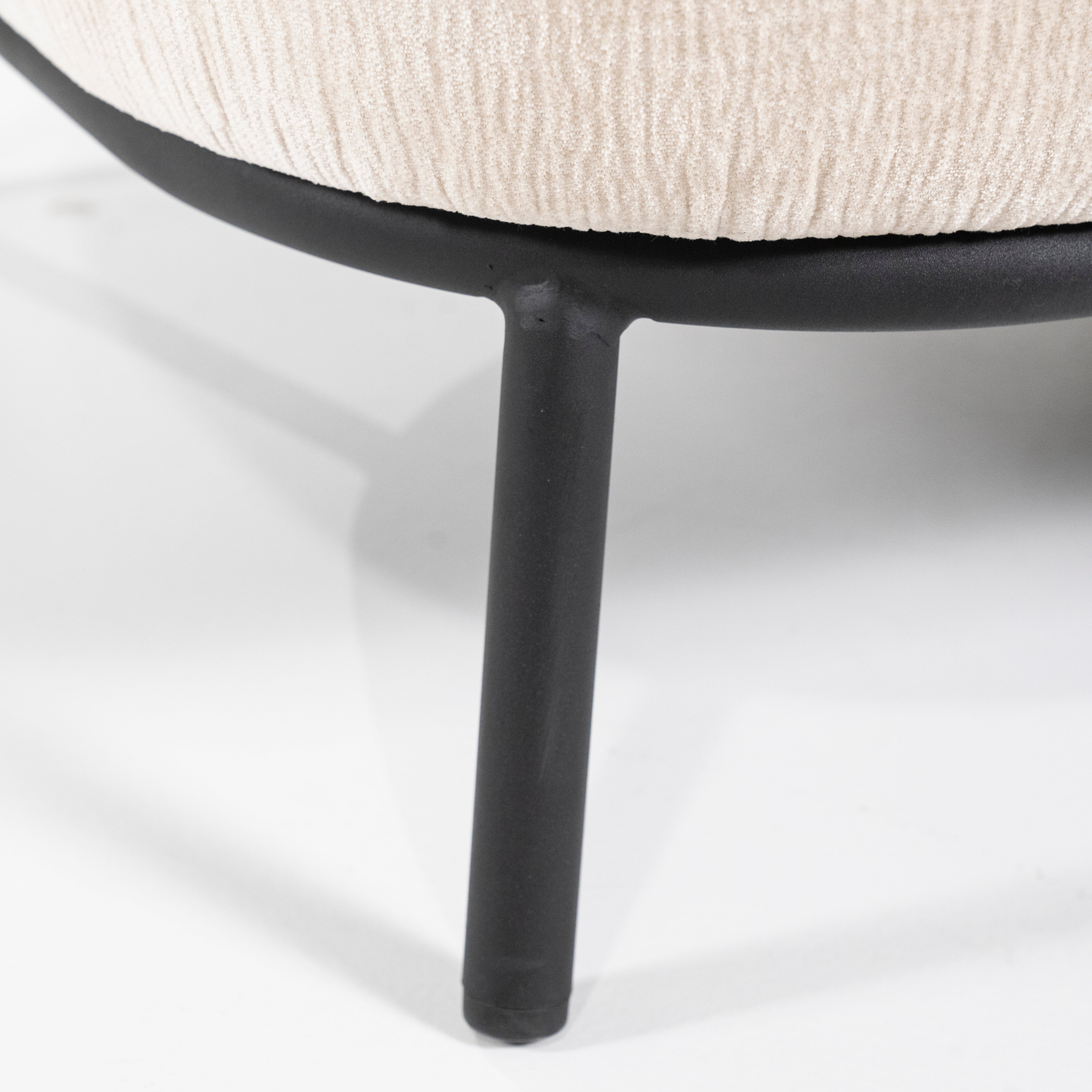 Fotel DAVID jasnobeżowy z czarną podstawą