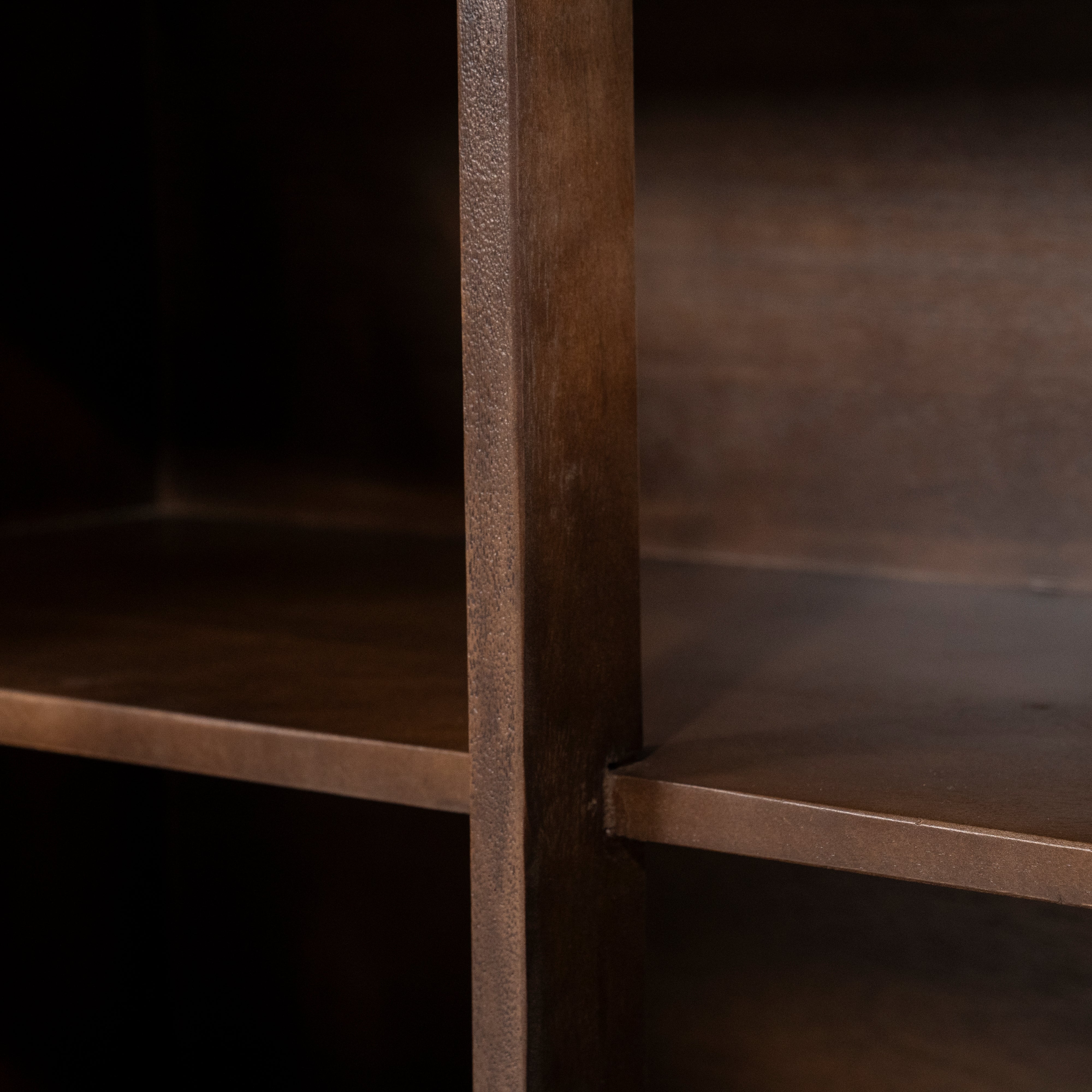 Komoda LIO hnědé mango dřevo s travertinem