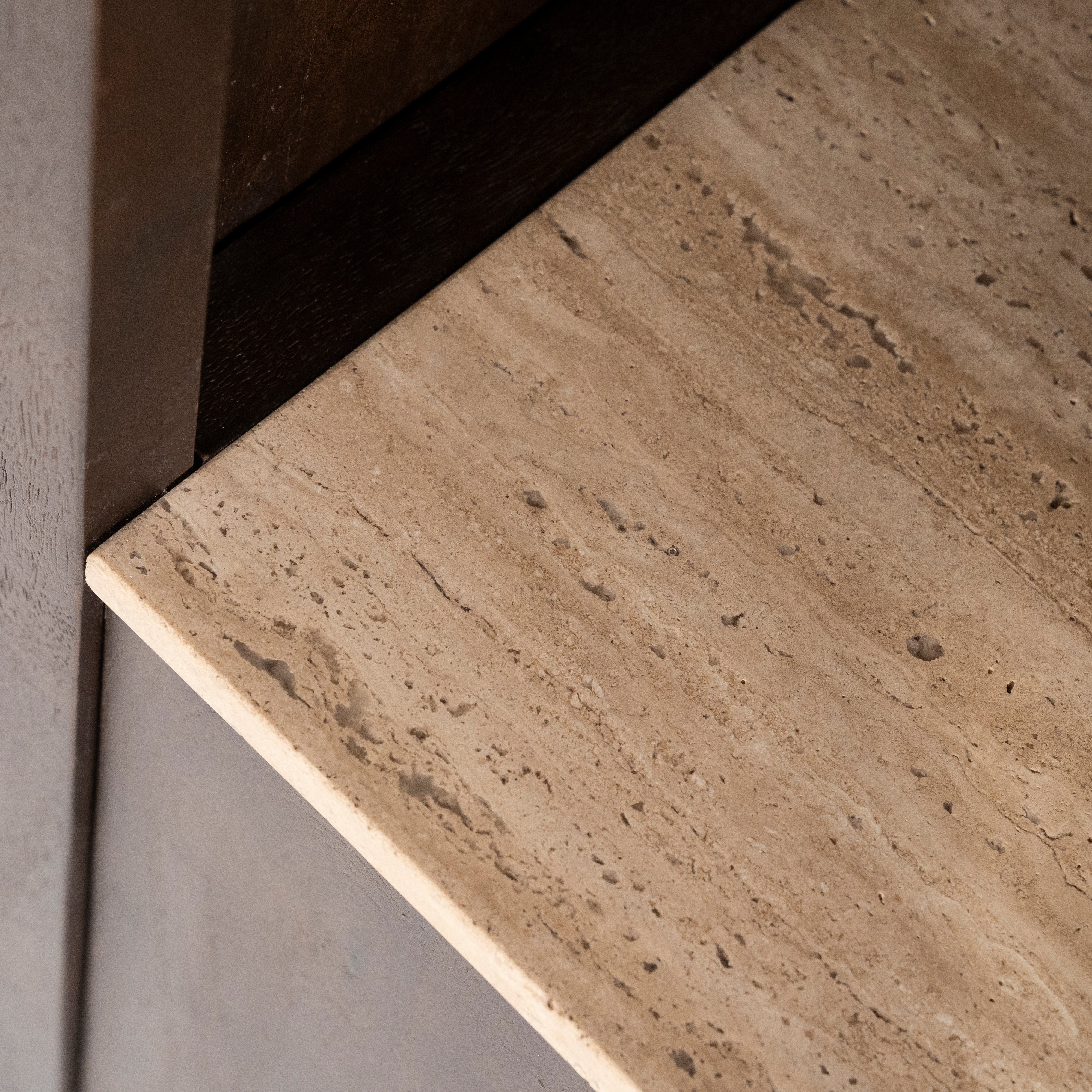 Regał LIO brązowe drewno mango z trawertynem