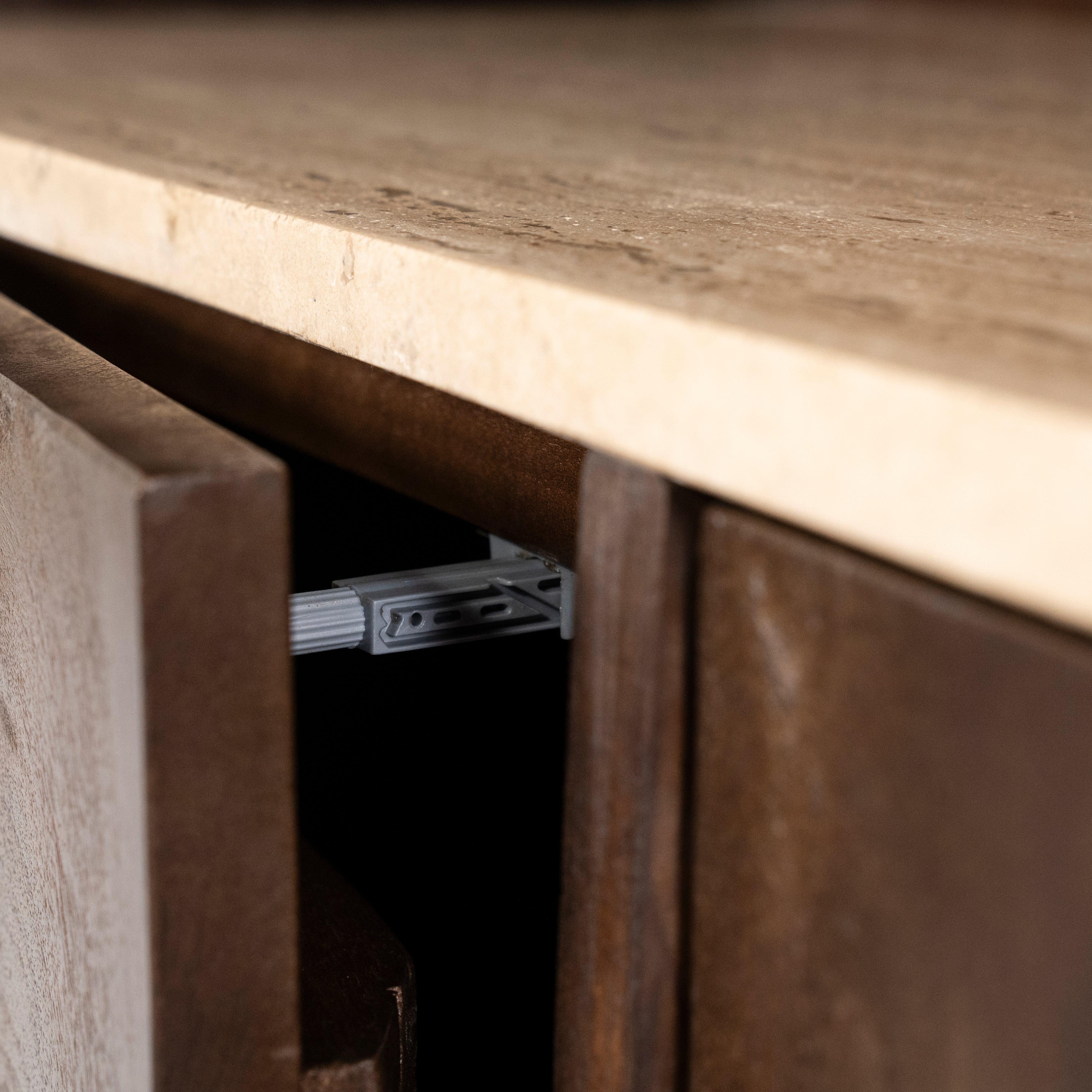 Regał LIO brązowe drewno mango z trawertynem