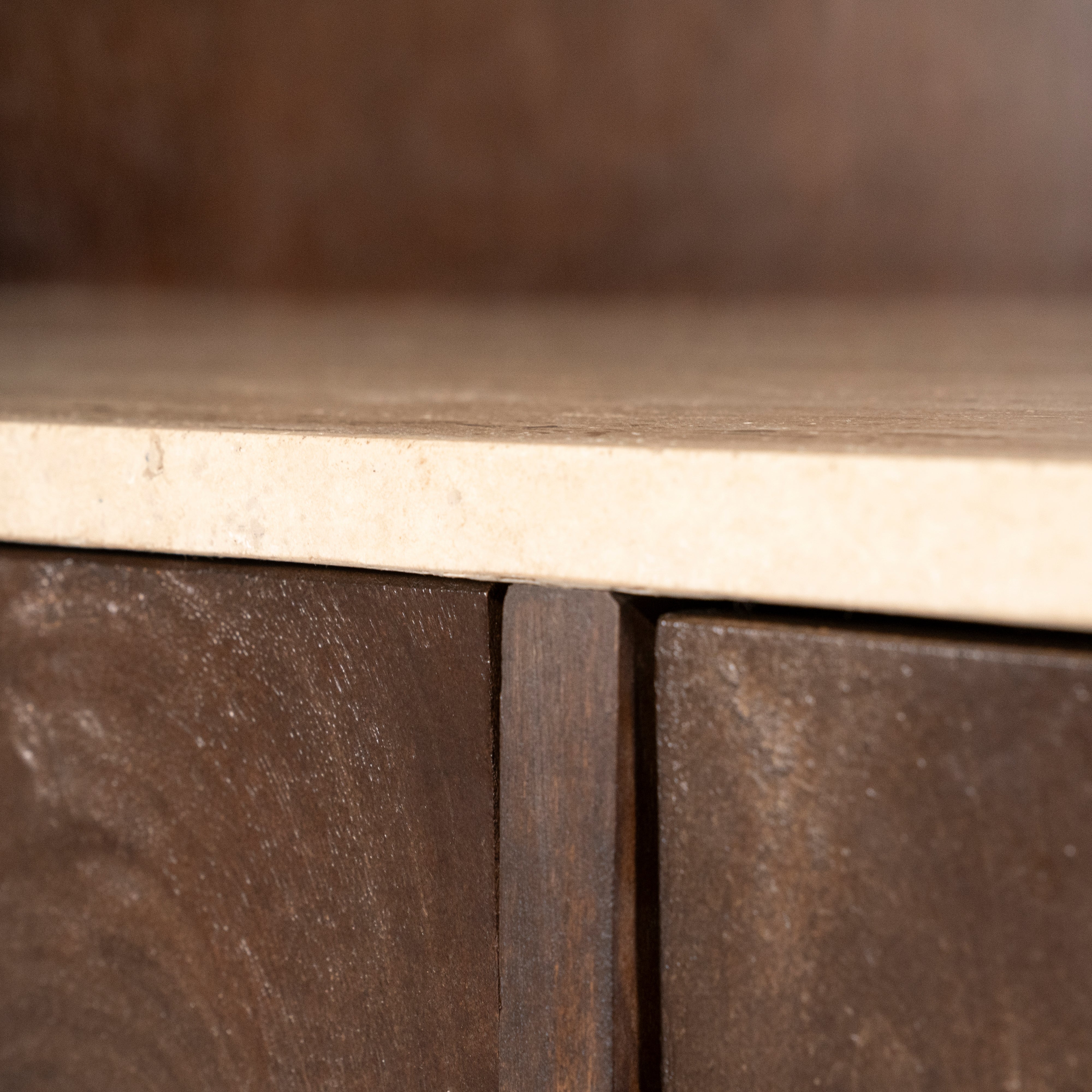 Regał LIO brązowe drewno mango z trawertynem