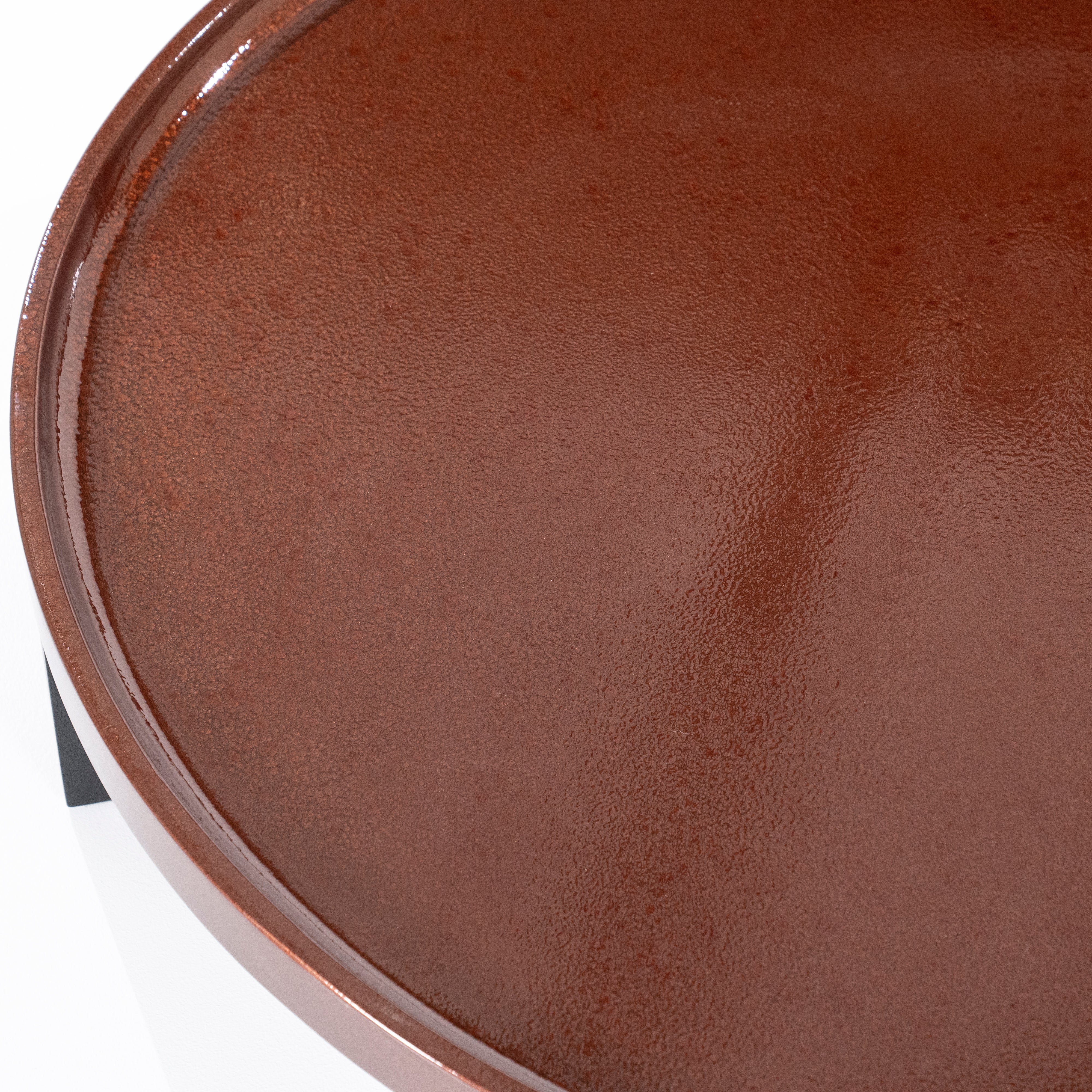 Stolik kawowy MAYSON bordowy z drewnianą podstawą