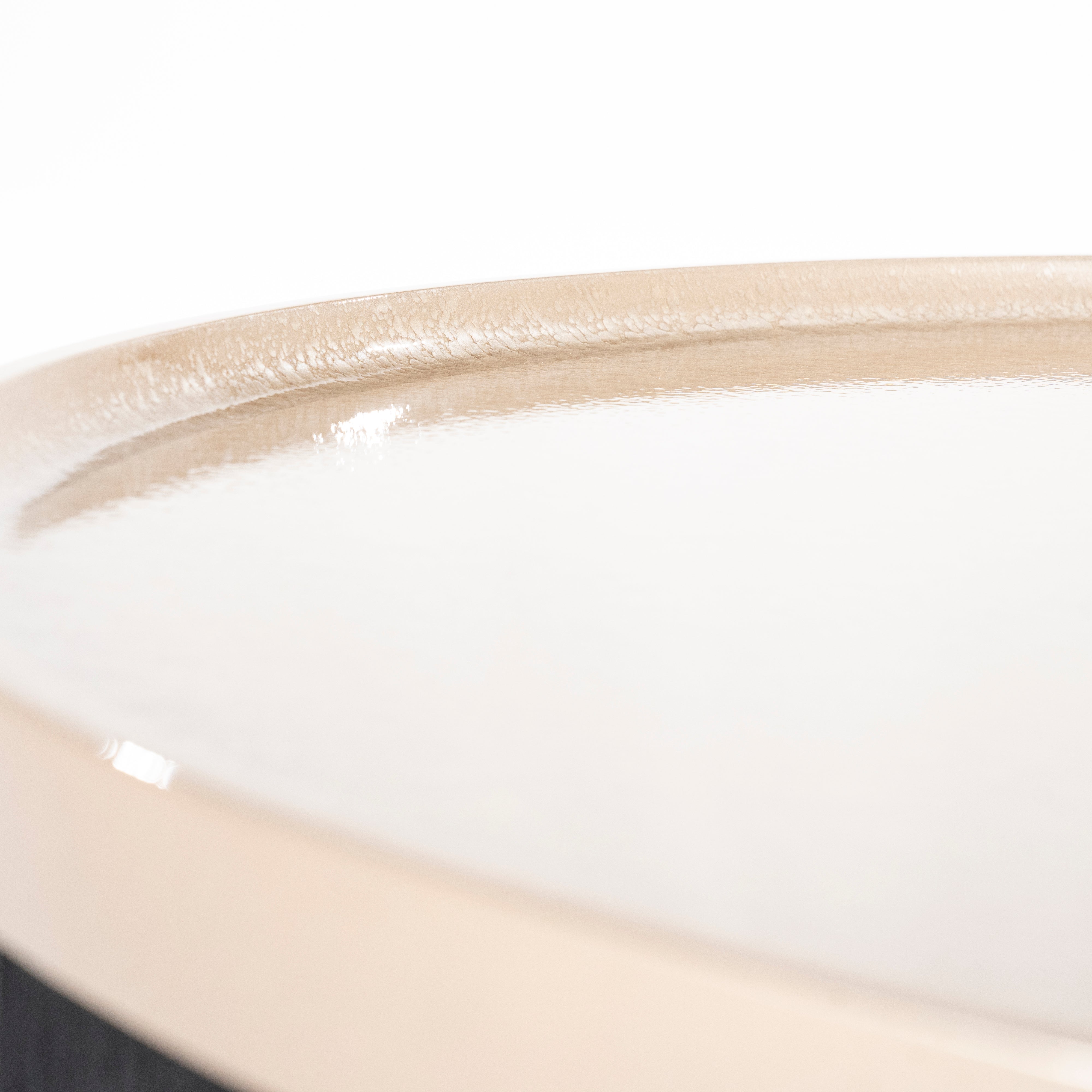 Stolik kawowy MAYSON beżowy z drewnianą podstawą