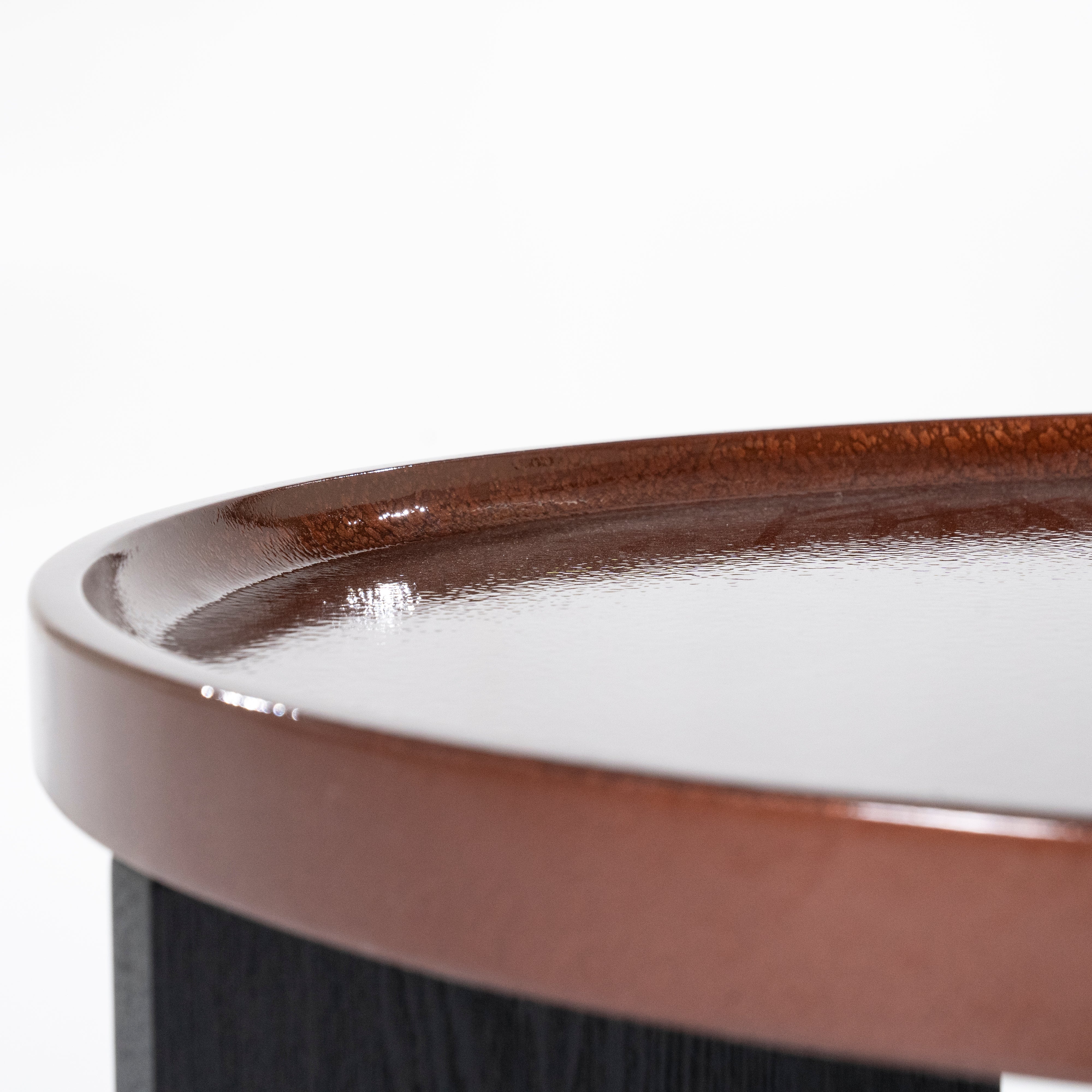 Stolik kawowy MAYSON bordowy z drewnianą podstawą