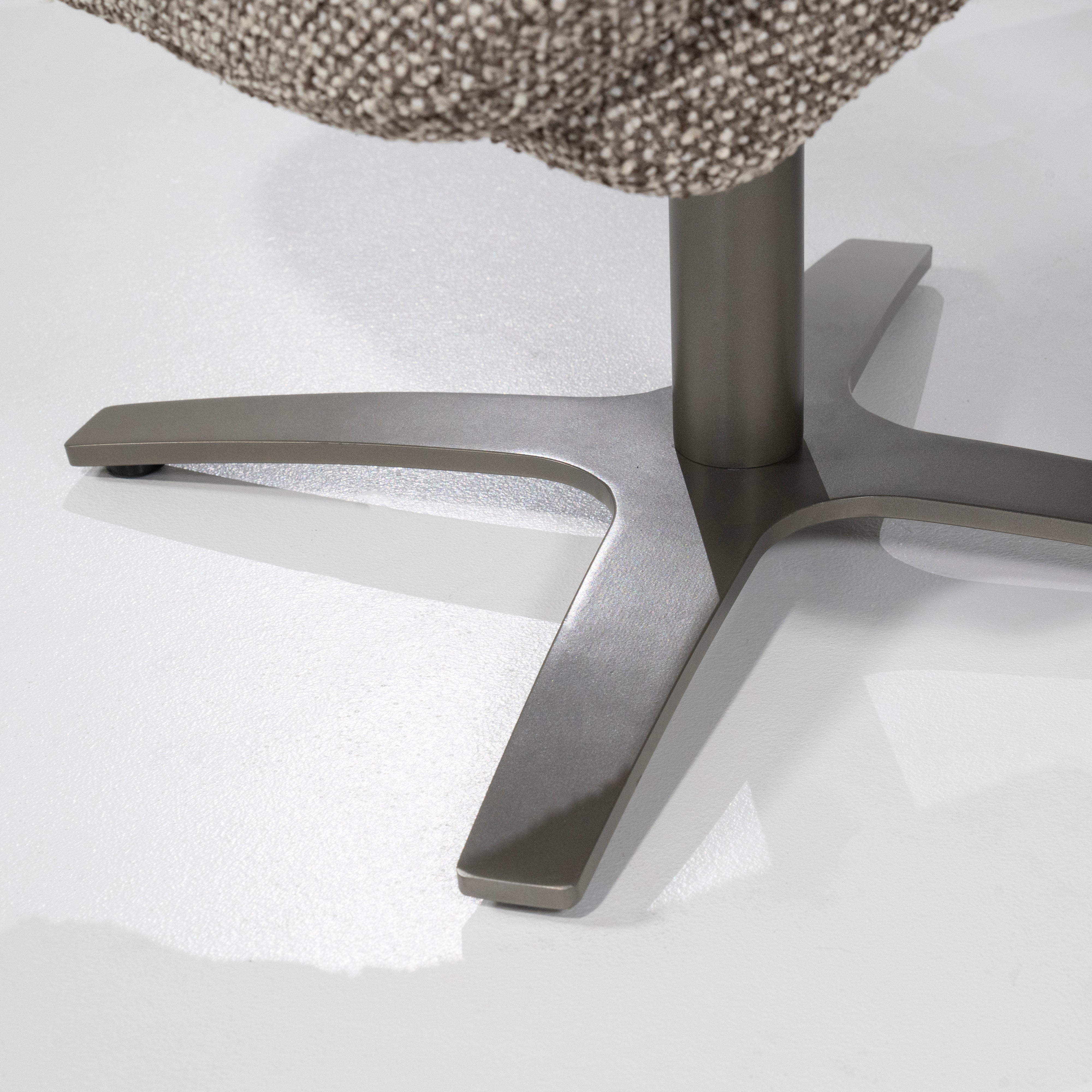 Fotel z podnóżkiem CALEB ciemnobeżowy z czarną podstawą