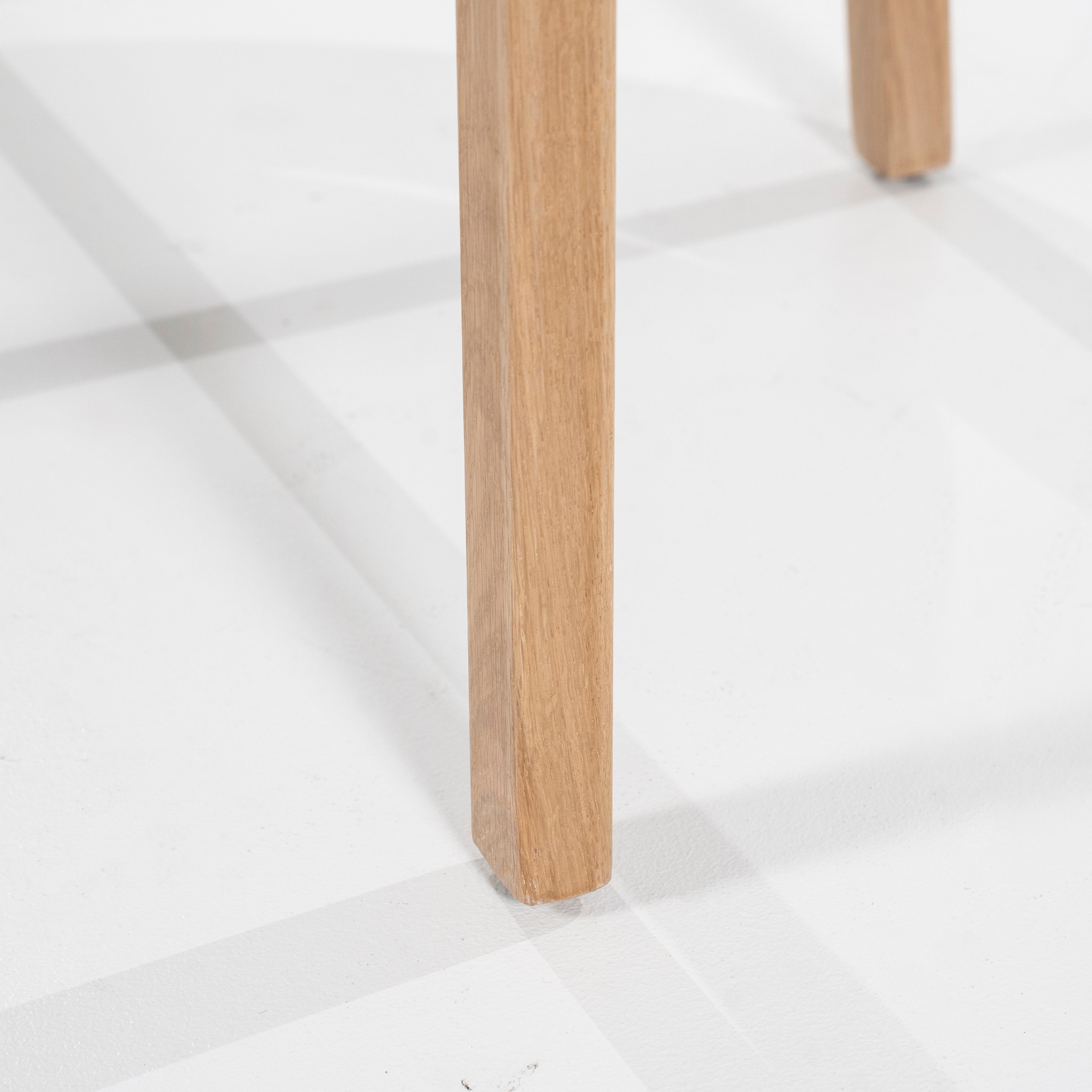 Židle MIKKY béžová s dubovým podstavcem