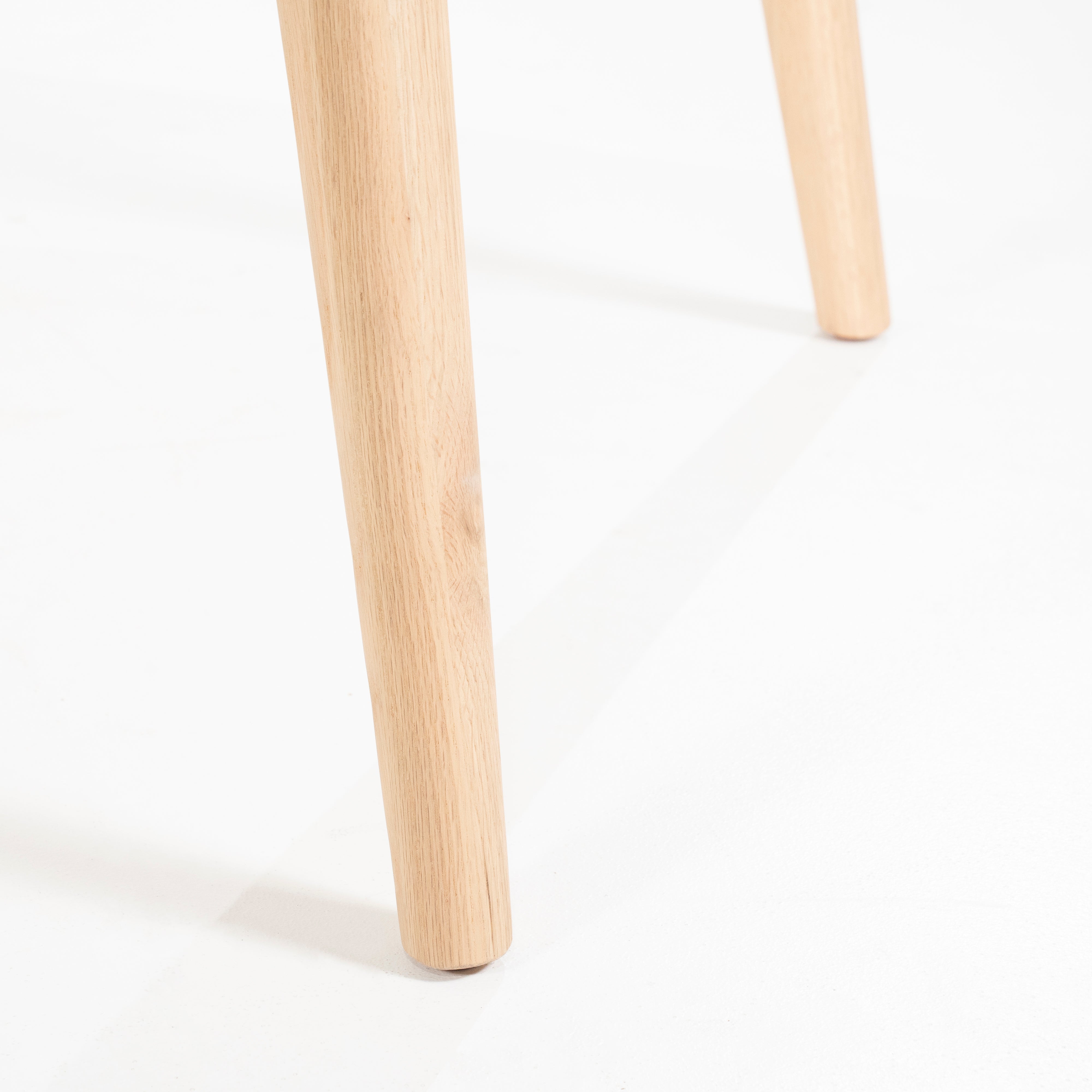 Ovalný stůl ELIJAH z dubového dřeva