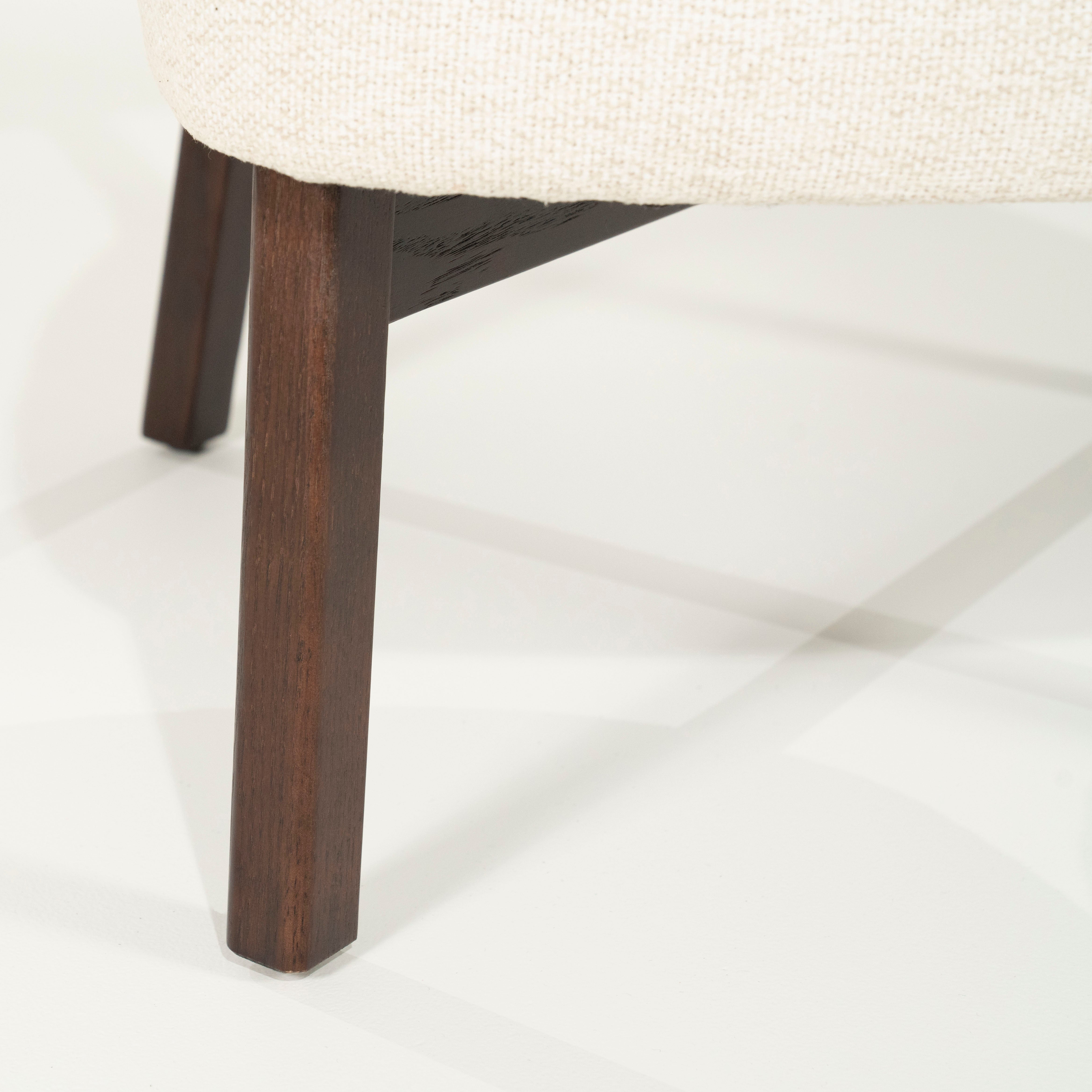 Křeslo MIKKY světle béžové s tmavým dřevěným podstavcem