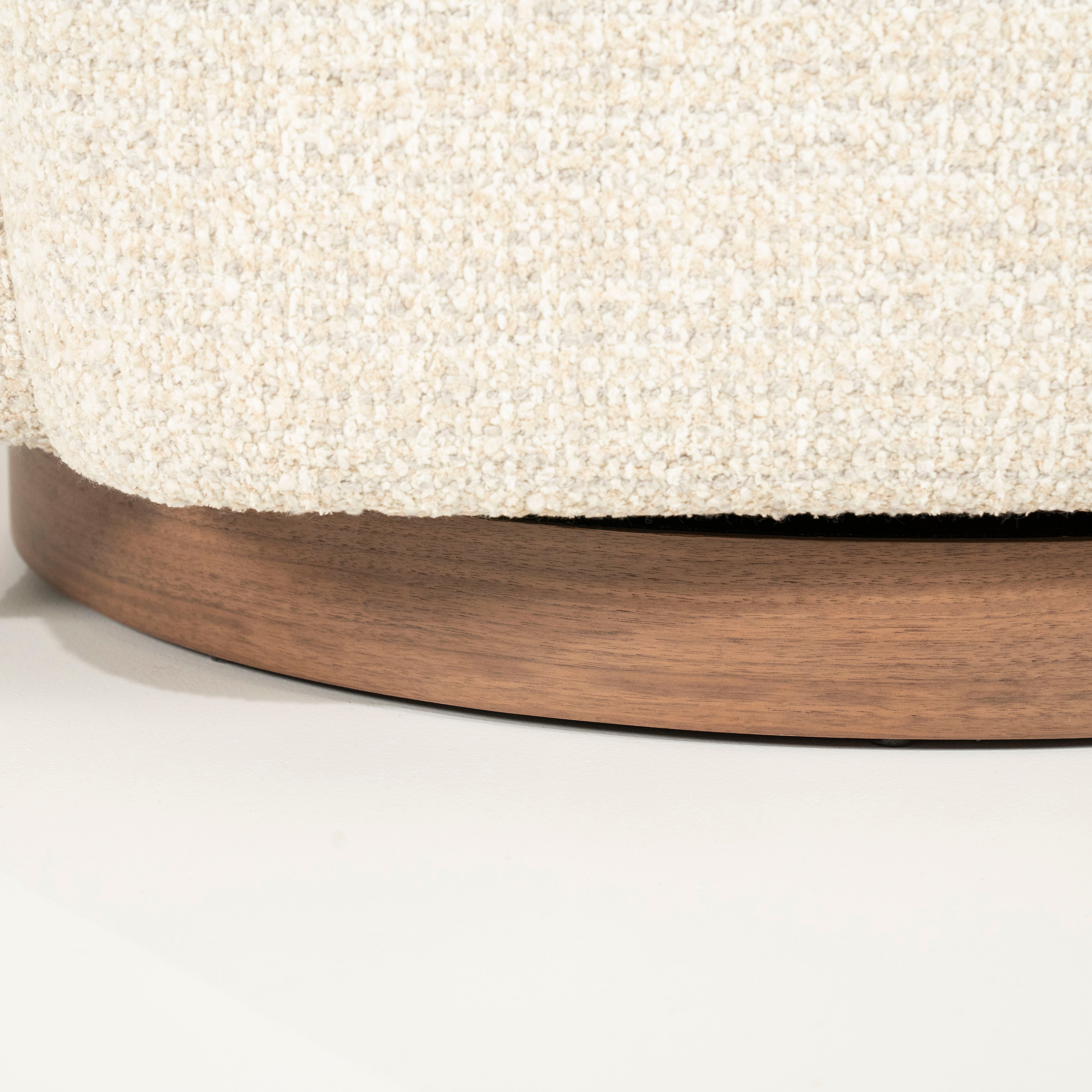 Fotel obrotowy JORDAN jasnobeżowy z drewnianą podstawą