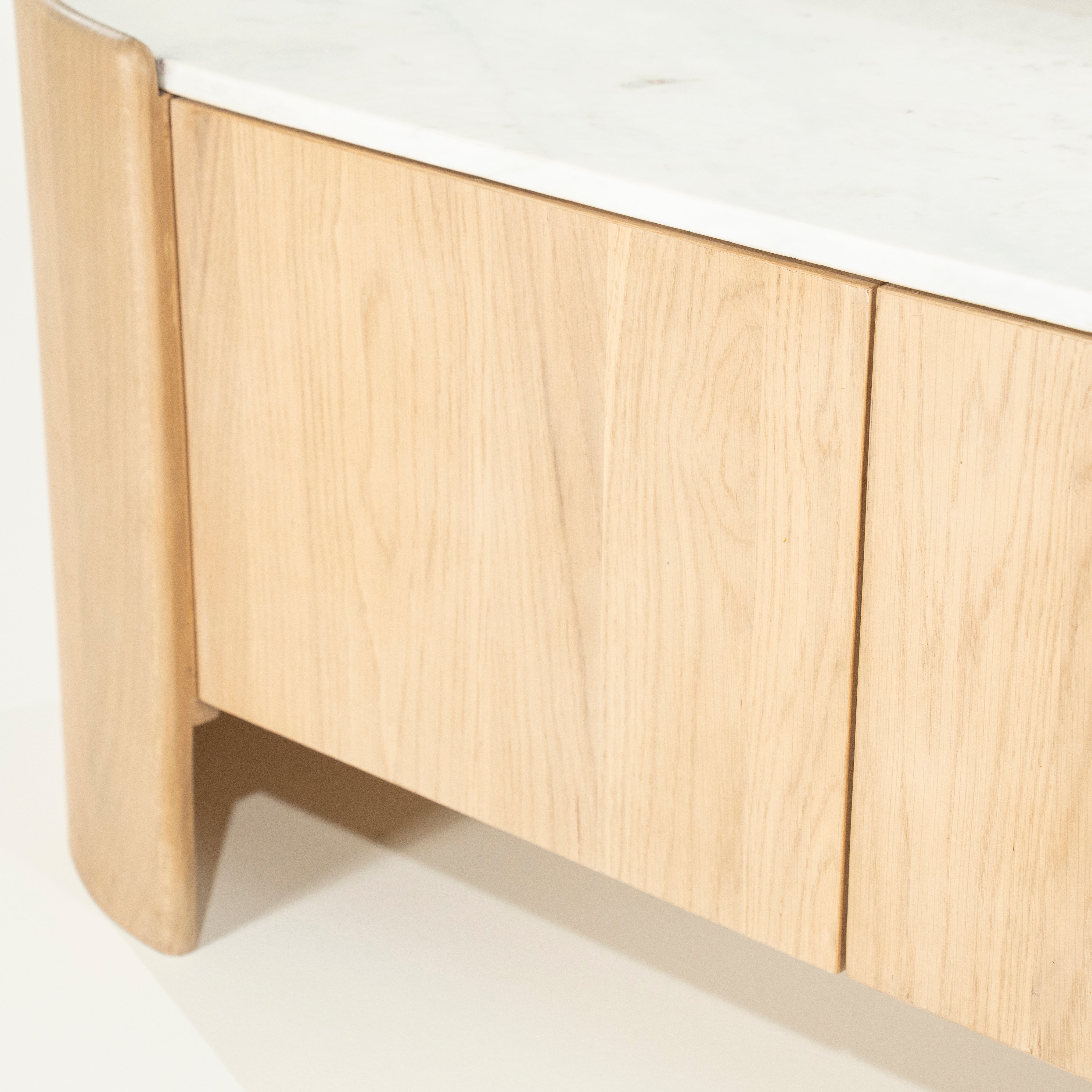 Televizní stolek DON z dubového dřeva s mramorovou deskou