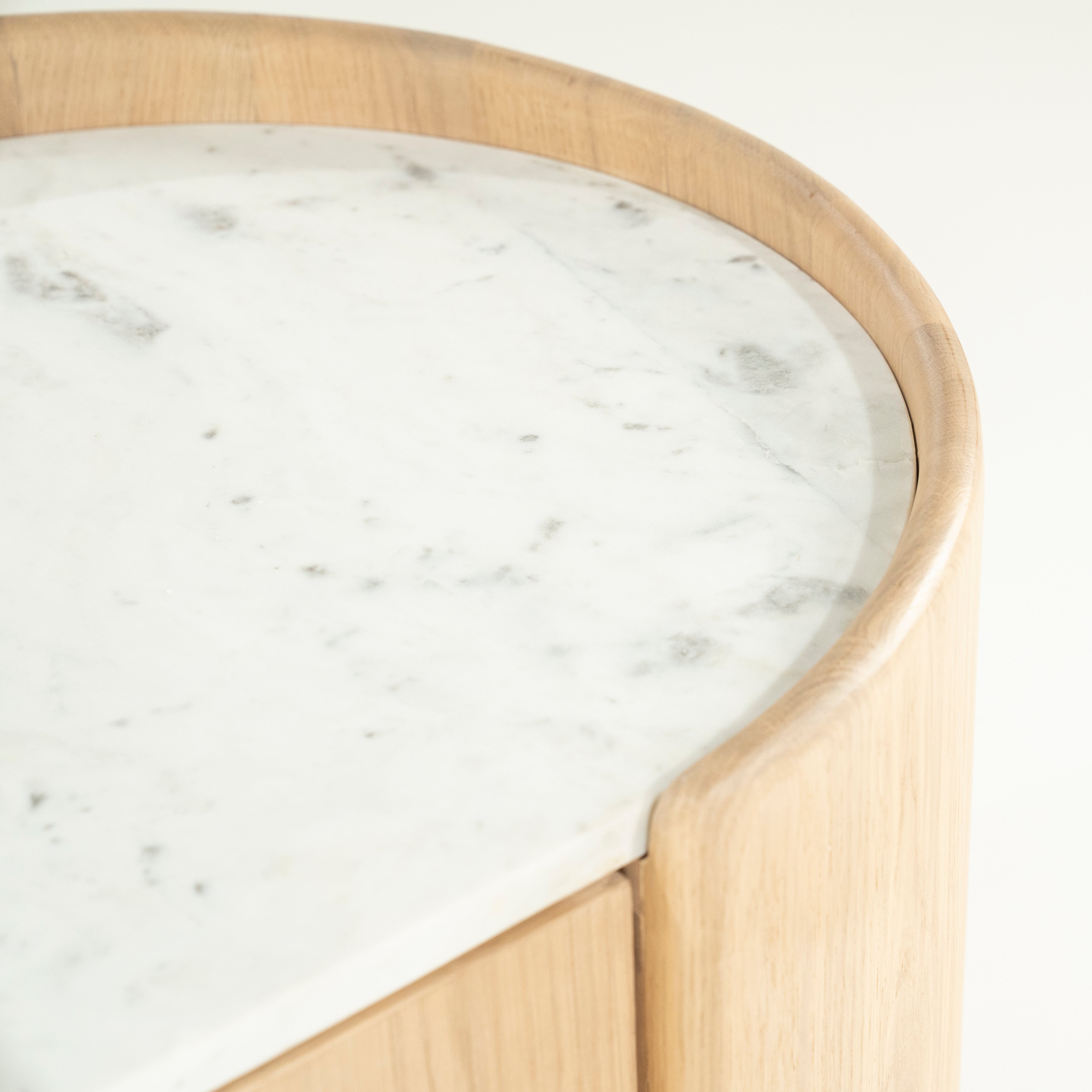 Televizní stolek DON z dubového dřeva s mramorovou deskou