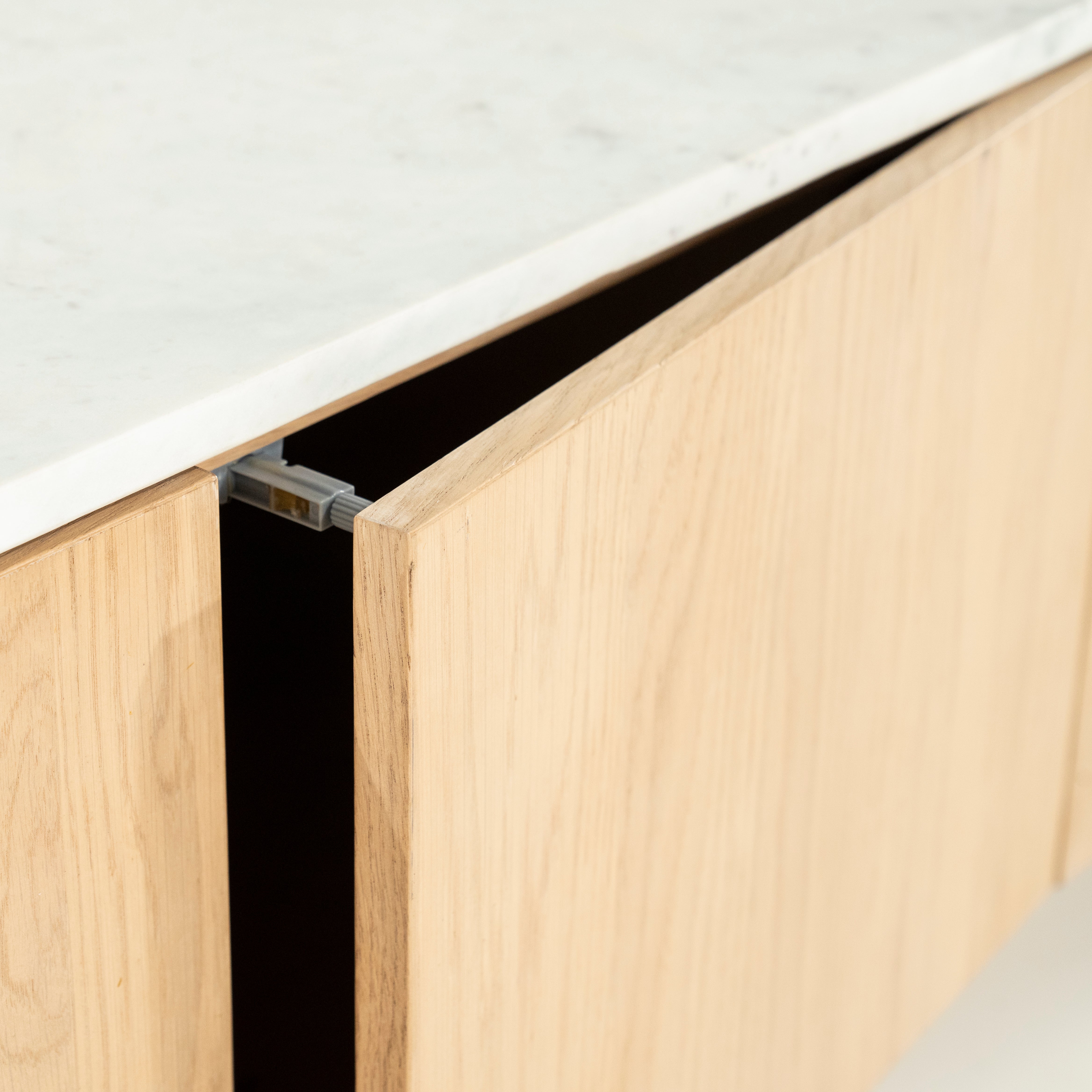 Televizní stolek DON z dubového dřeva s mramorovou deskou